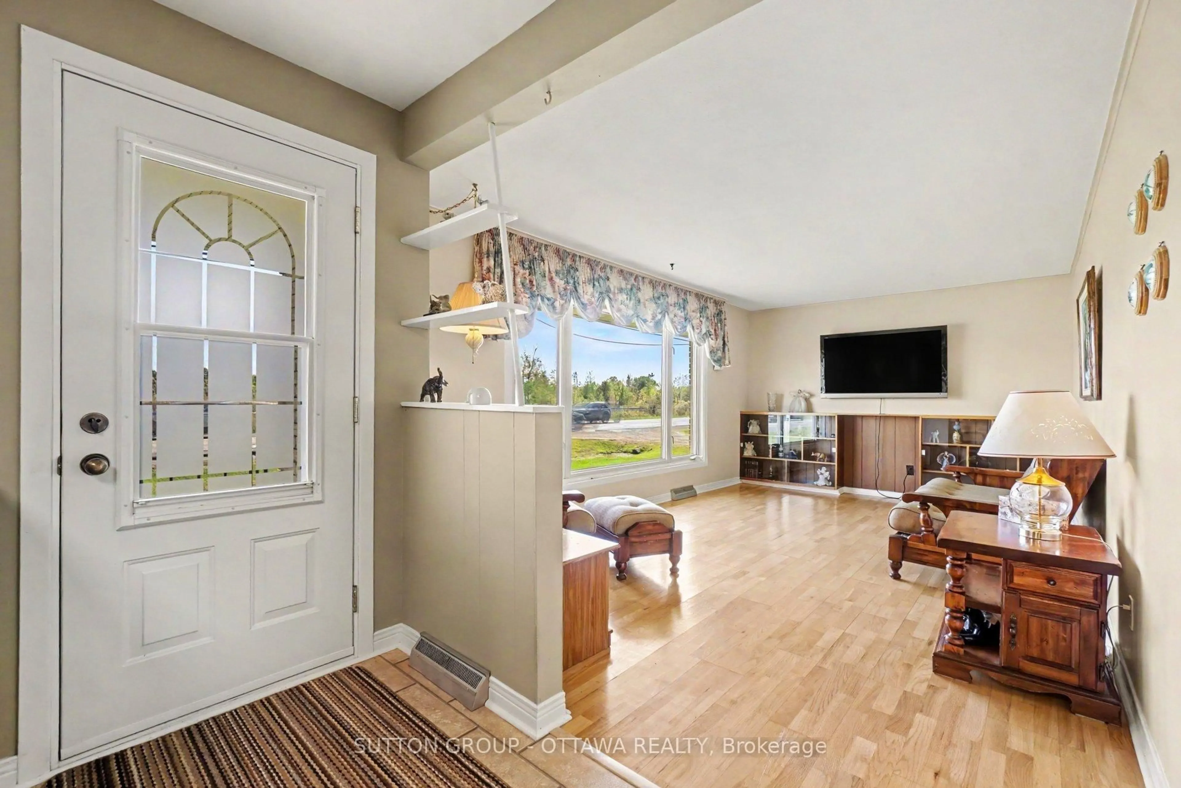 Indoor entryway for 6573 Russell Rd, Carlsbad Springs Ontario K0A 1K0