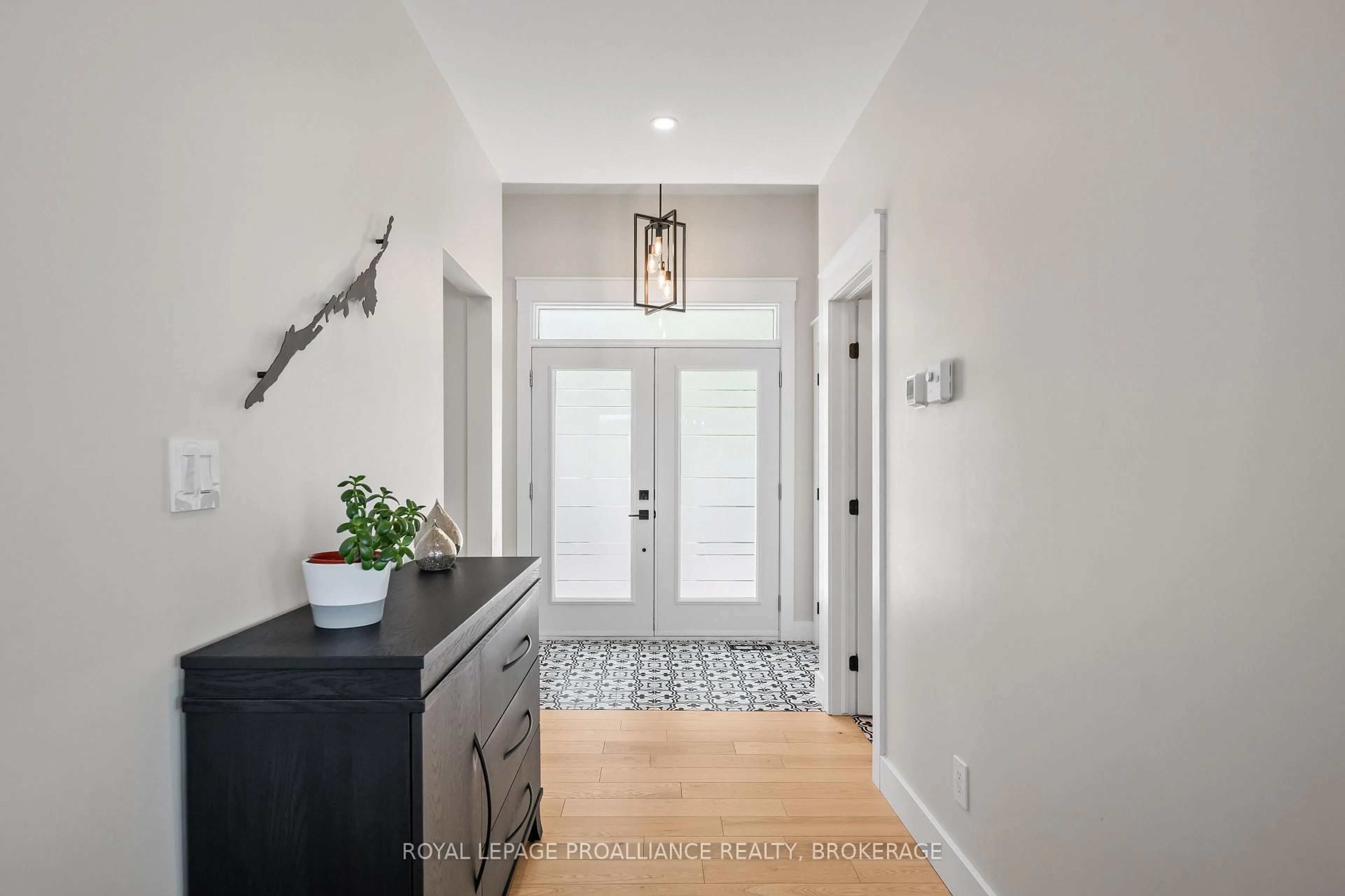 Indoor entryway for 3370 Loughborough Dr, Mcdonalds Corners Ontario K0H 1M0