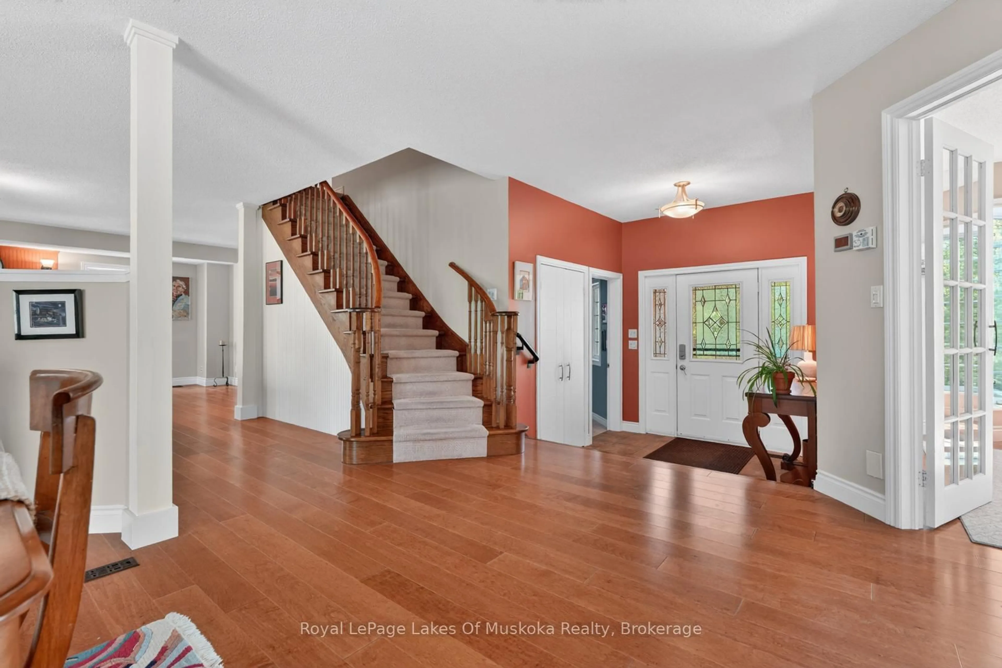 Indoor foyer for 19 The Granite Bluff, Bracebridge Ontario P1L 1L4