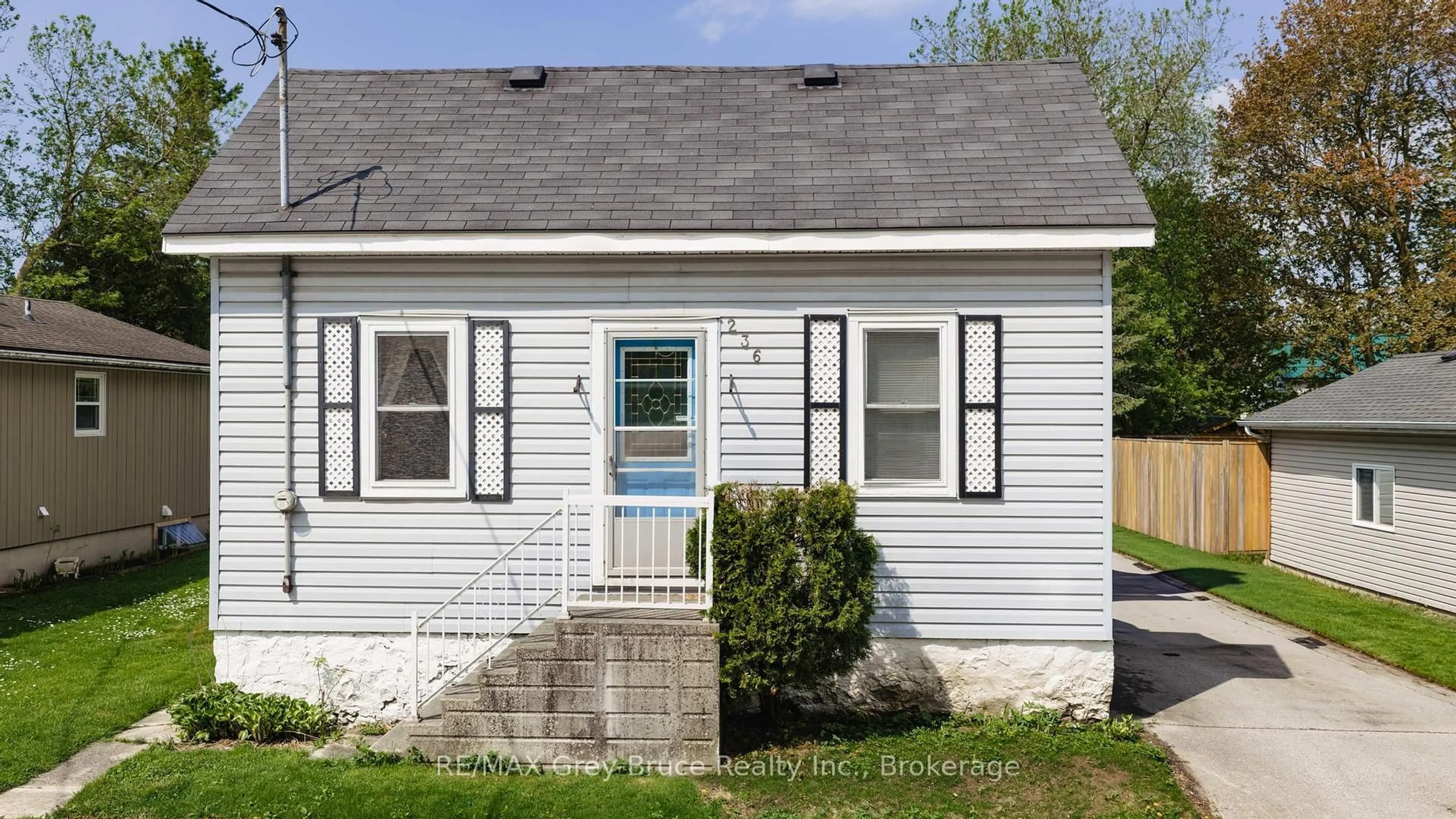 Home with vinyl exterior material, street for 236 2nd Ave, Arran-Elderslie Ontario N0G 1L0