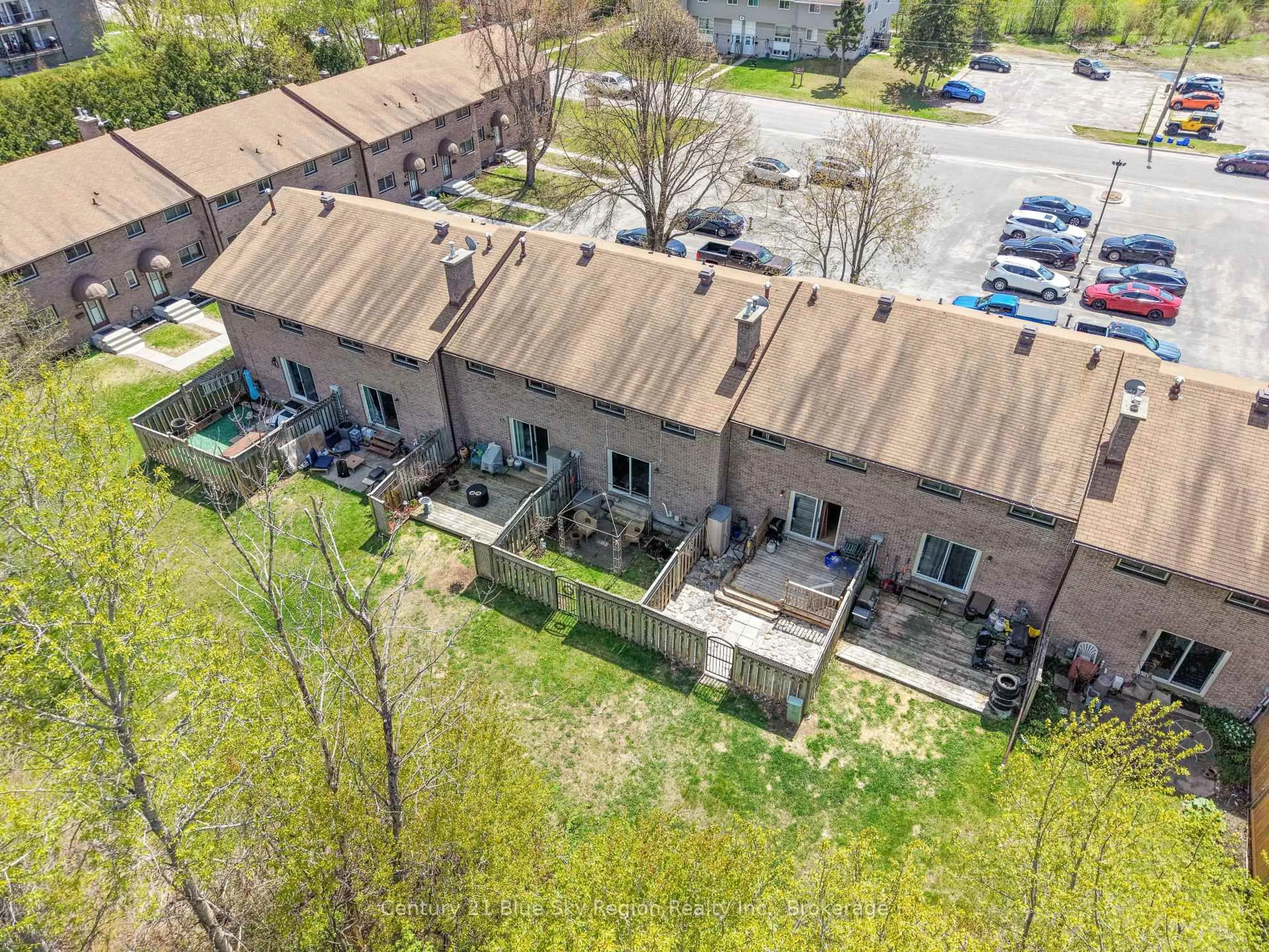 A pic from outside/outdoor area/front of a property/back of a property/a pic from drone, unknown for 376 Wickstead Ave, North Bay Ontario P1A 3L8