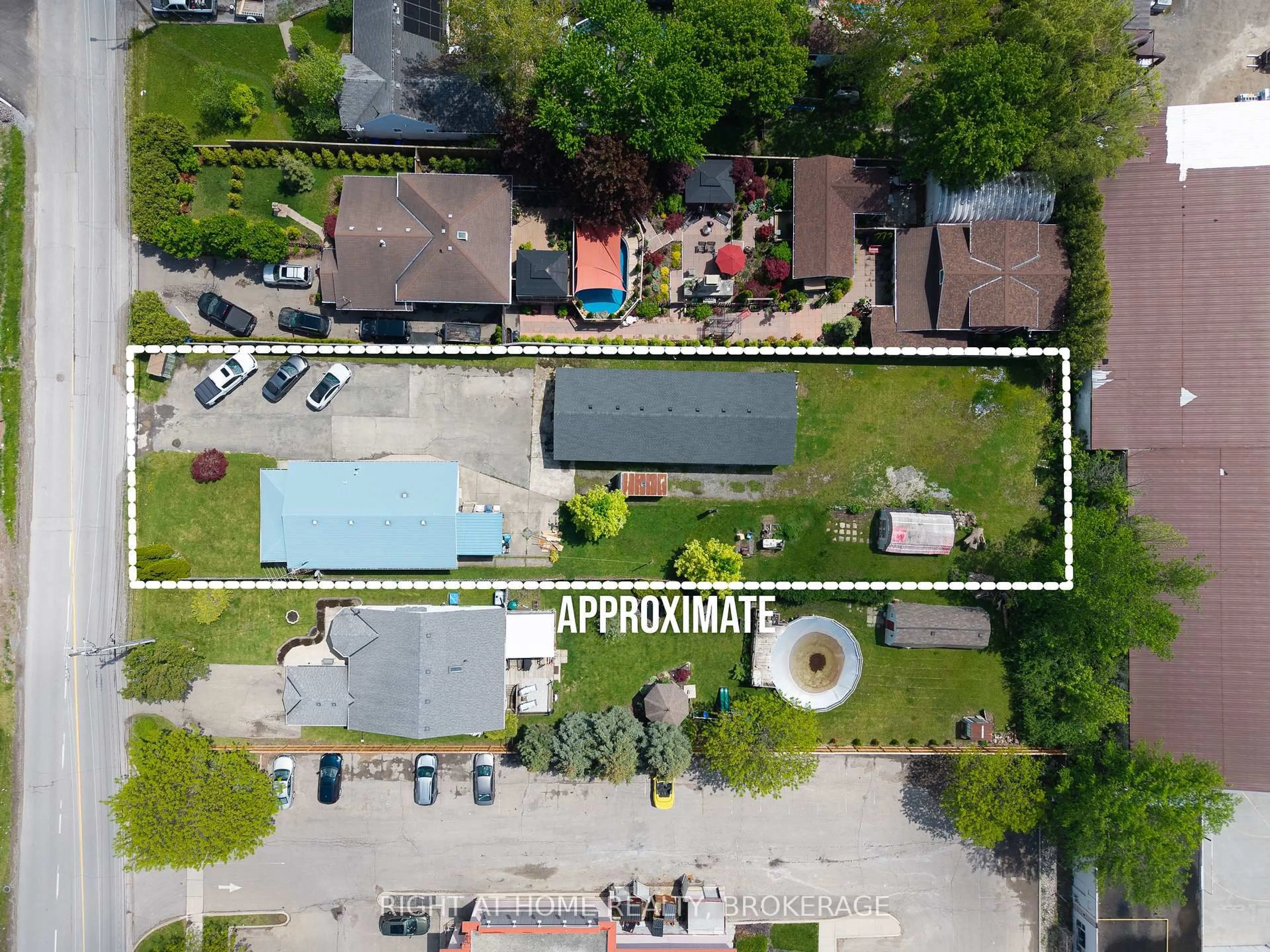 A pic from outside/outdoor area/front of a property/back of a property/a pic from drone, street for 133 Quaker Rd, Welland Ontario L3C 3G3