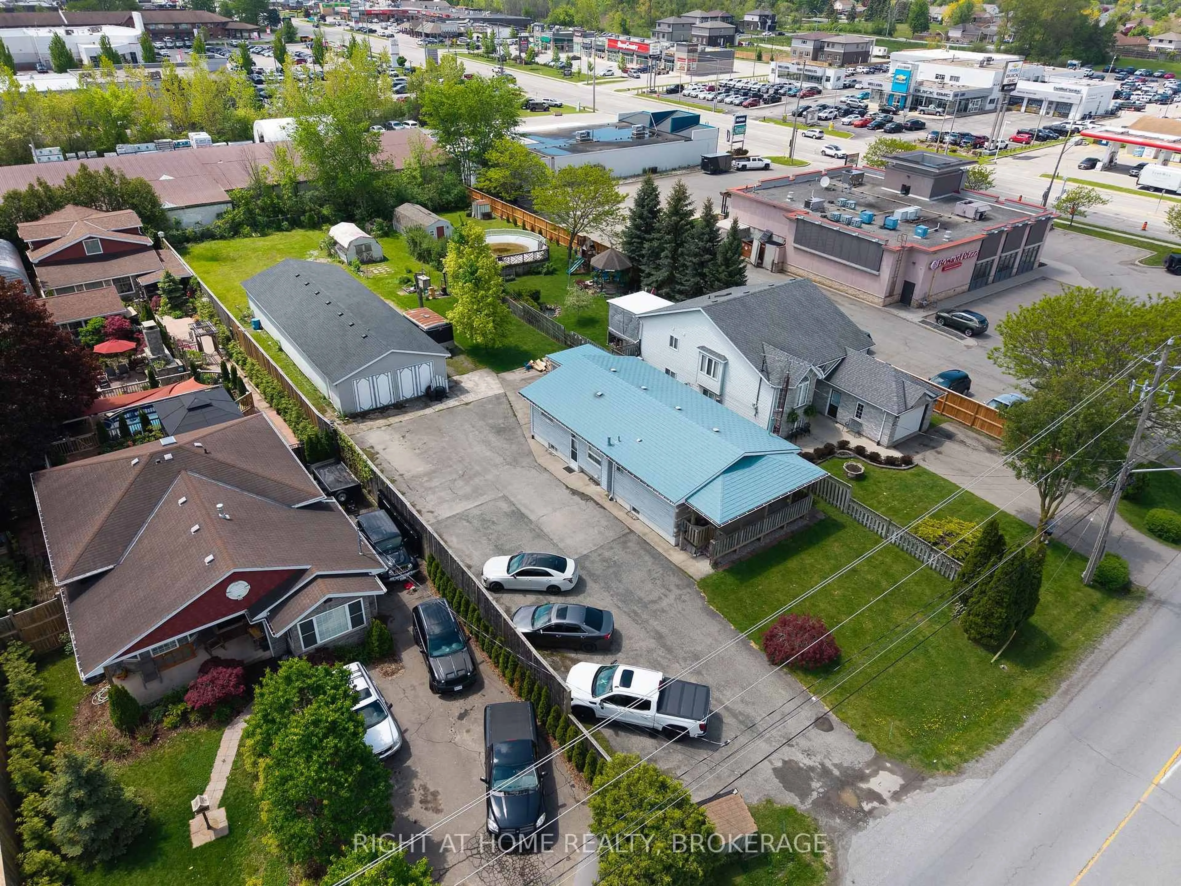 A pic from outside/outdoor area/front of a property/back of a property/a pic from drone, street for 133 Quaker Rd, Welland Ontario L3C 3G3