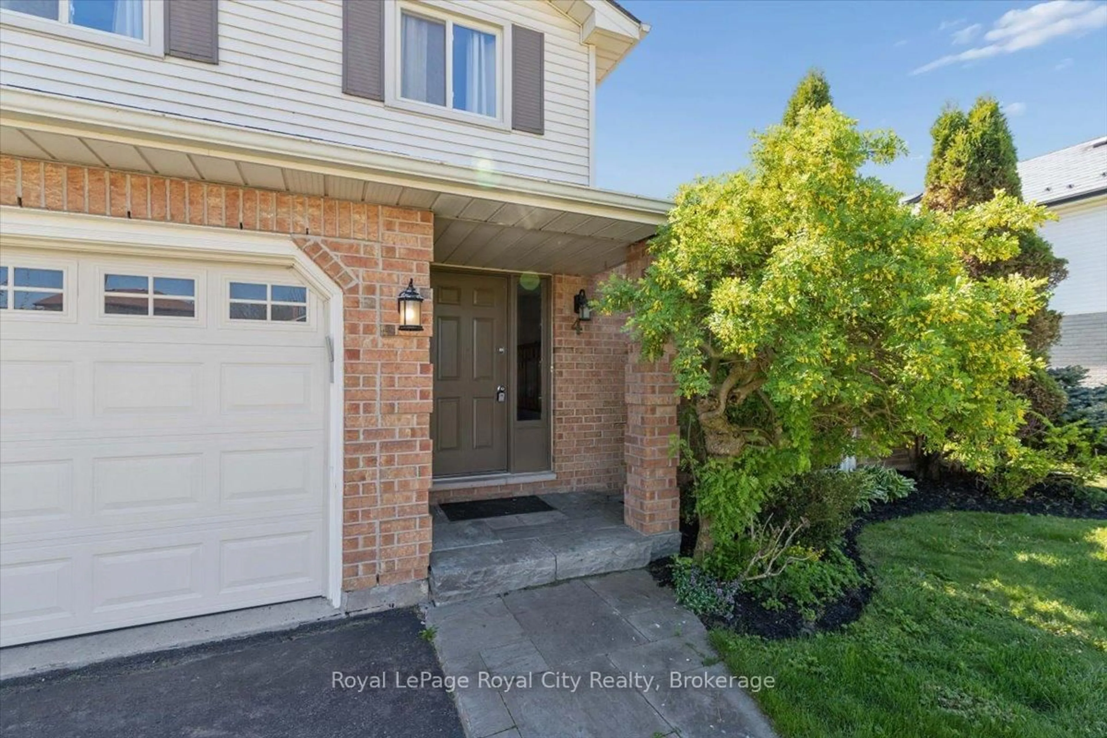 A pic from outside/outdoor area/front of a property/back of a property/a pic from drone, street for 4 Smart St, Guelph Ontario N1G 4K9