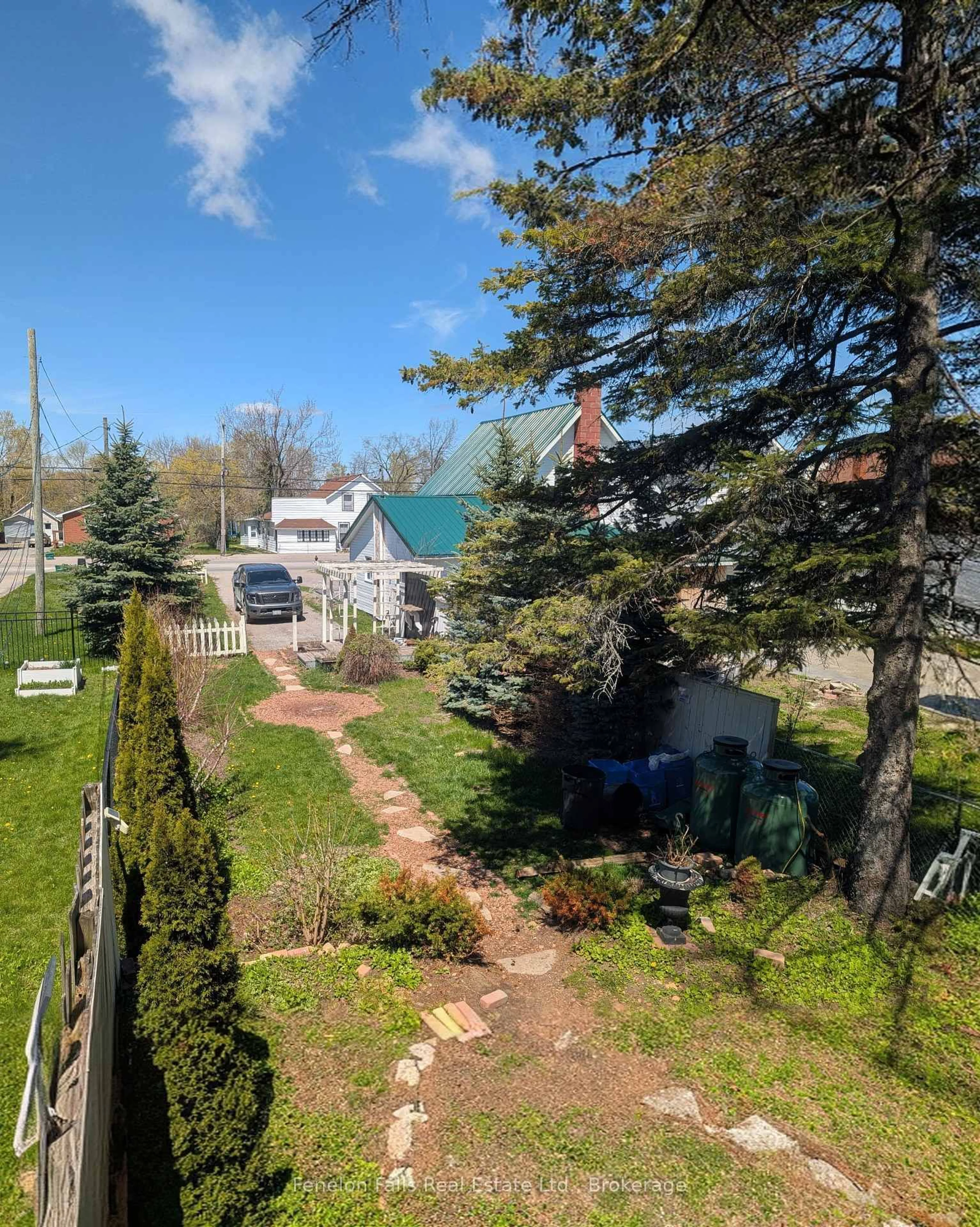 A pic from outside/outdoor area/front of a property/back of a property/a pic from drone, unknown for 89 Lindsay St, Kawartha Lakes Ontario K0M 1N0