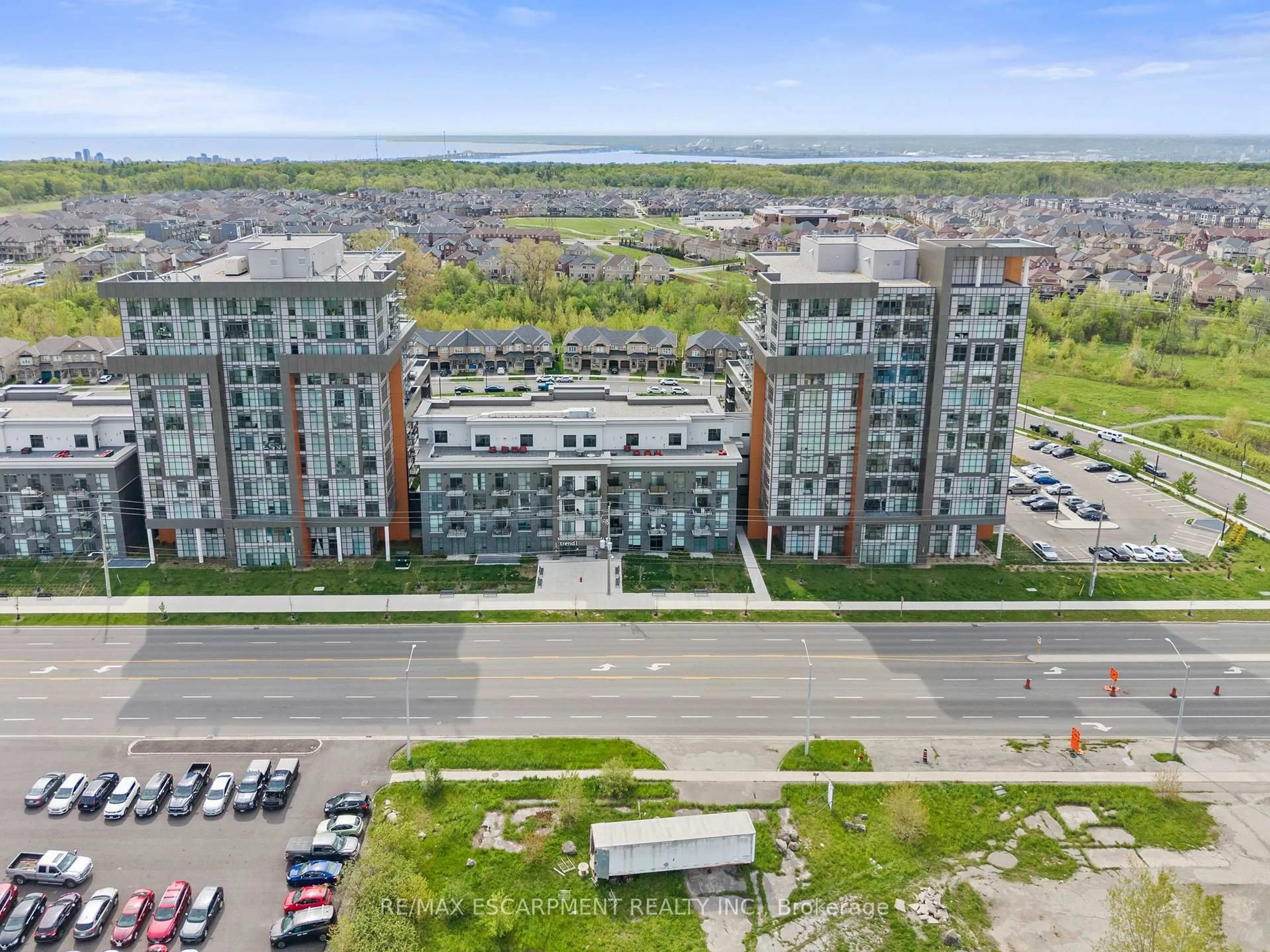 A pic from outside/outdoor area/front of a property/back of a property/a pic from drone, city buildings view from balcony for 450 Dundas St #417, Hamilton Ontario L0R 2H4