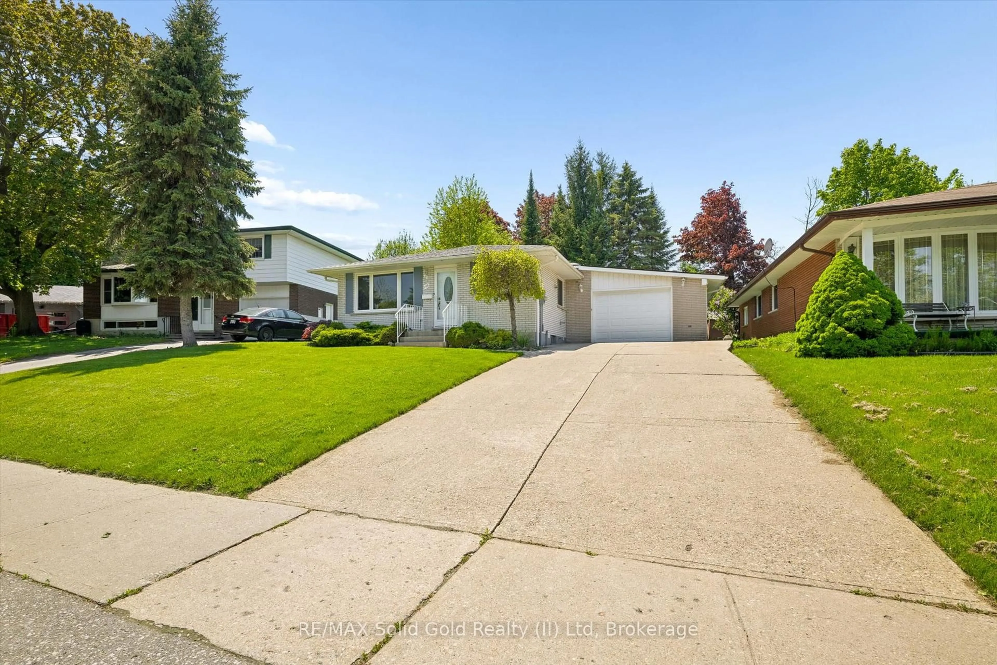 Home with vinyl exterior material, street for 105 Silverspring Cres, Kitchener Ontario N2M 4P3
