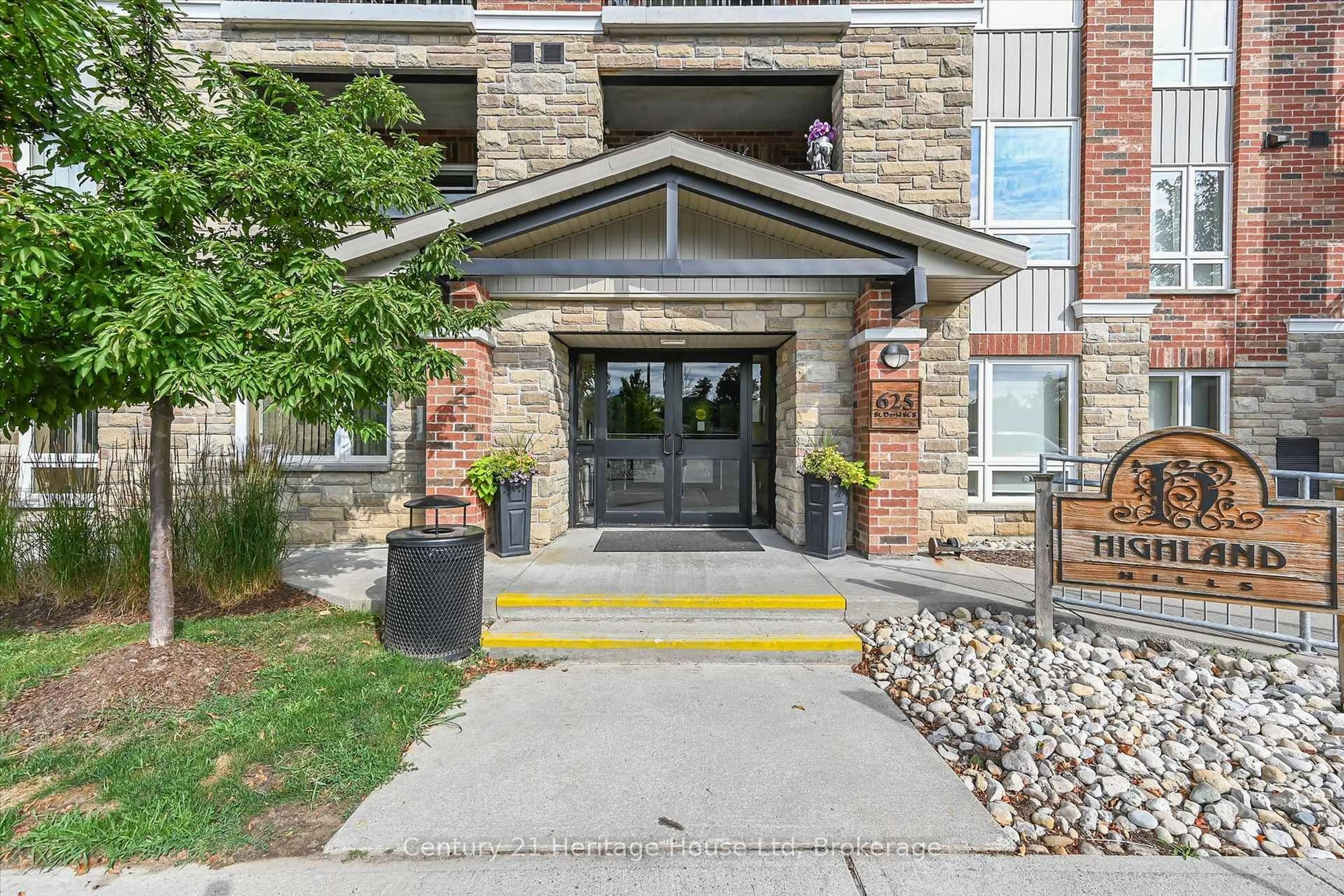 Indoor foyer for 625 St David St #407, Centre Wellington Ontario N1M 0A8