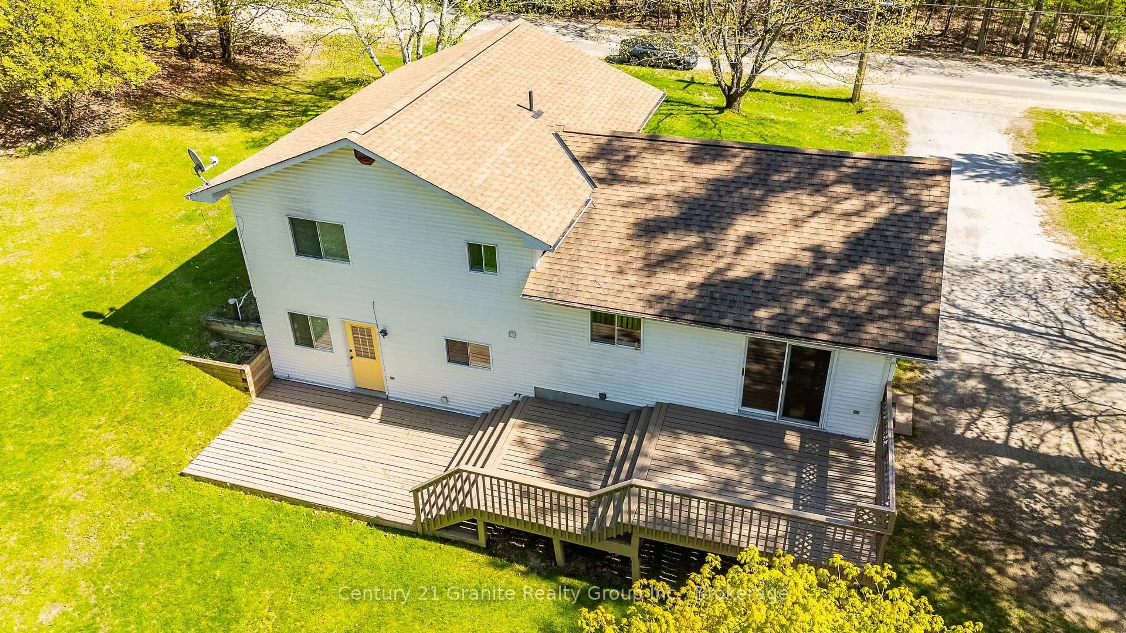 A pic from outside/outdoor area/front of a property/back of a property/a pic from drone, building for 117 Riverside Dr, Dysart et al Ontario K0M 1S0