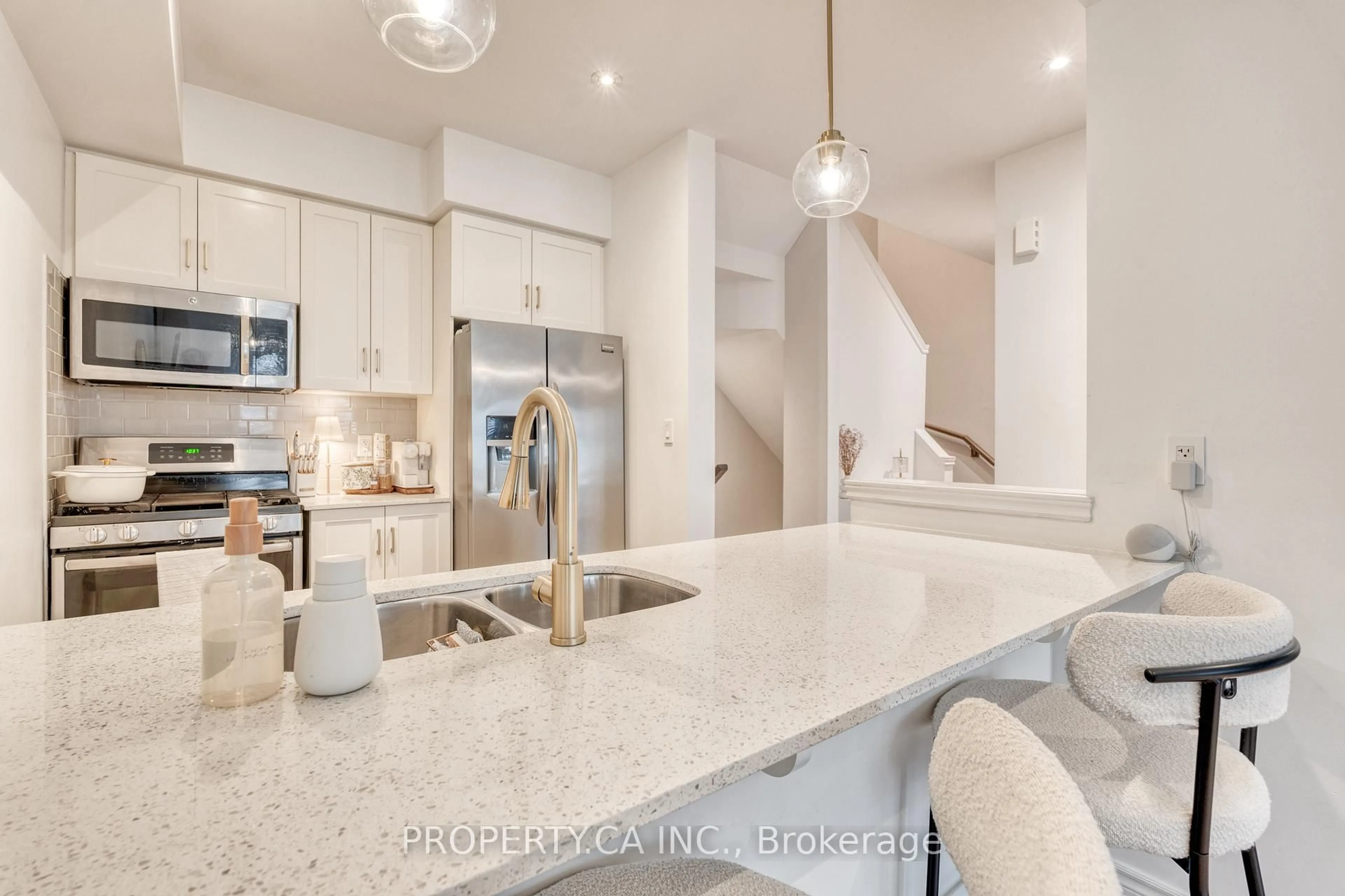 Open concept kitchen, ceramic/tile floor for 377 Glancaster Rd #48, Hamilton Ontario L9G 0G4