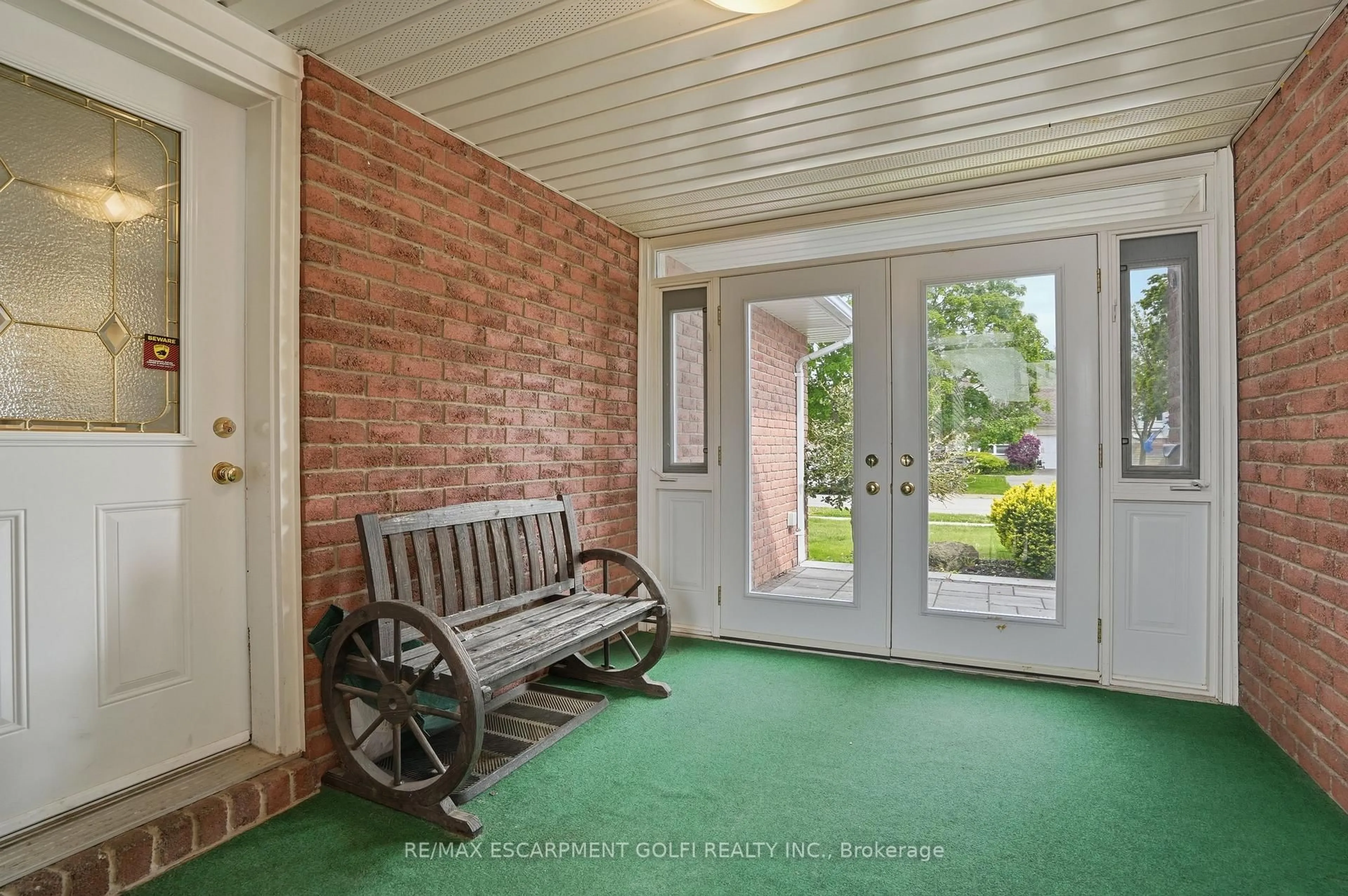 Indoor entryway for 5062 FRIESEN Blvd, Lincoln Ontario L3J 0A6