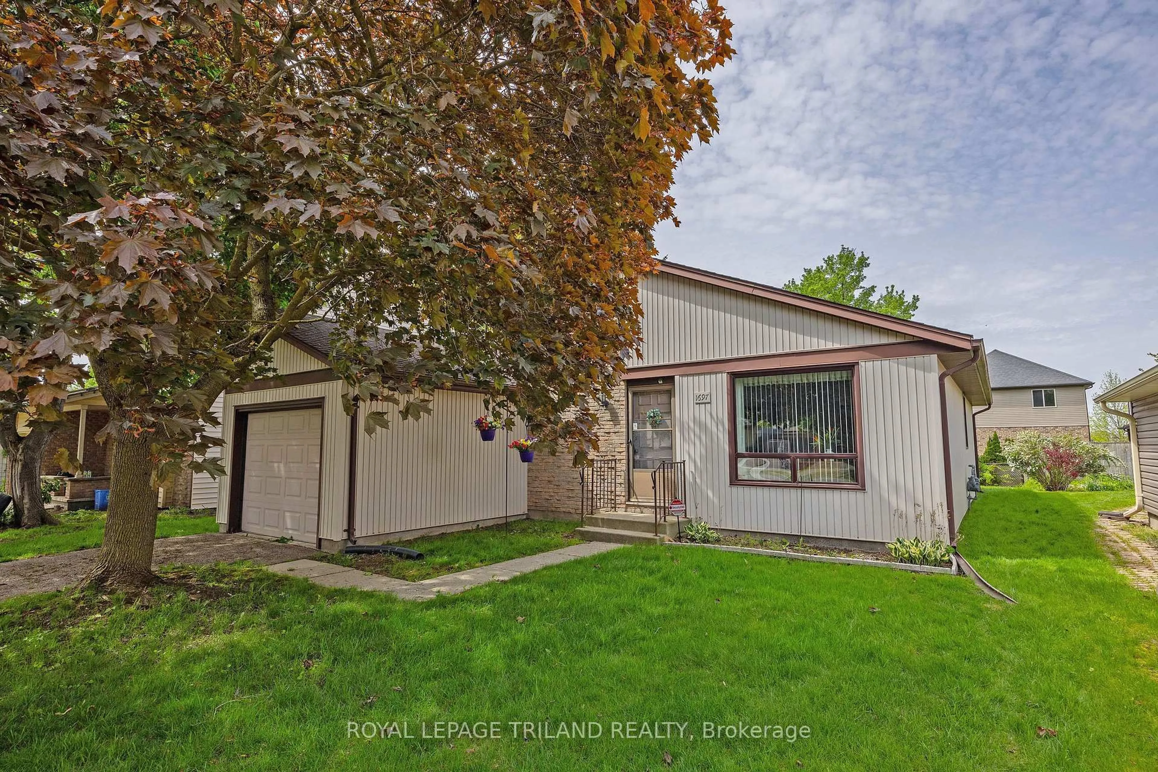 Home with vinyl exterior material, street for 1697 Aldersbrook Rd, London North Ontario N6G 3B7