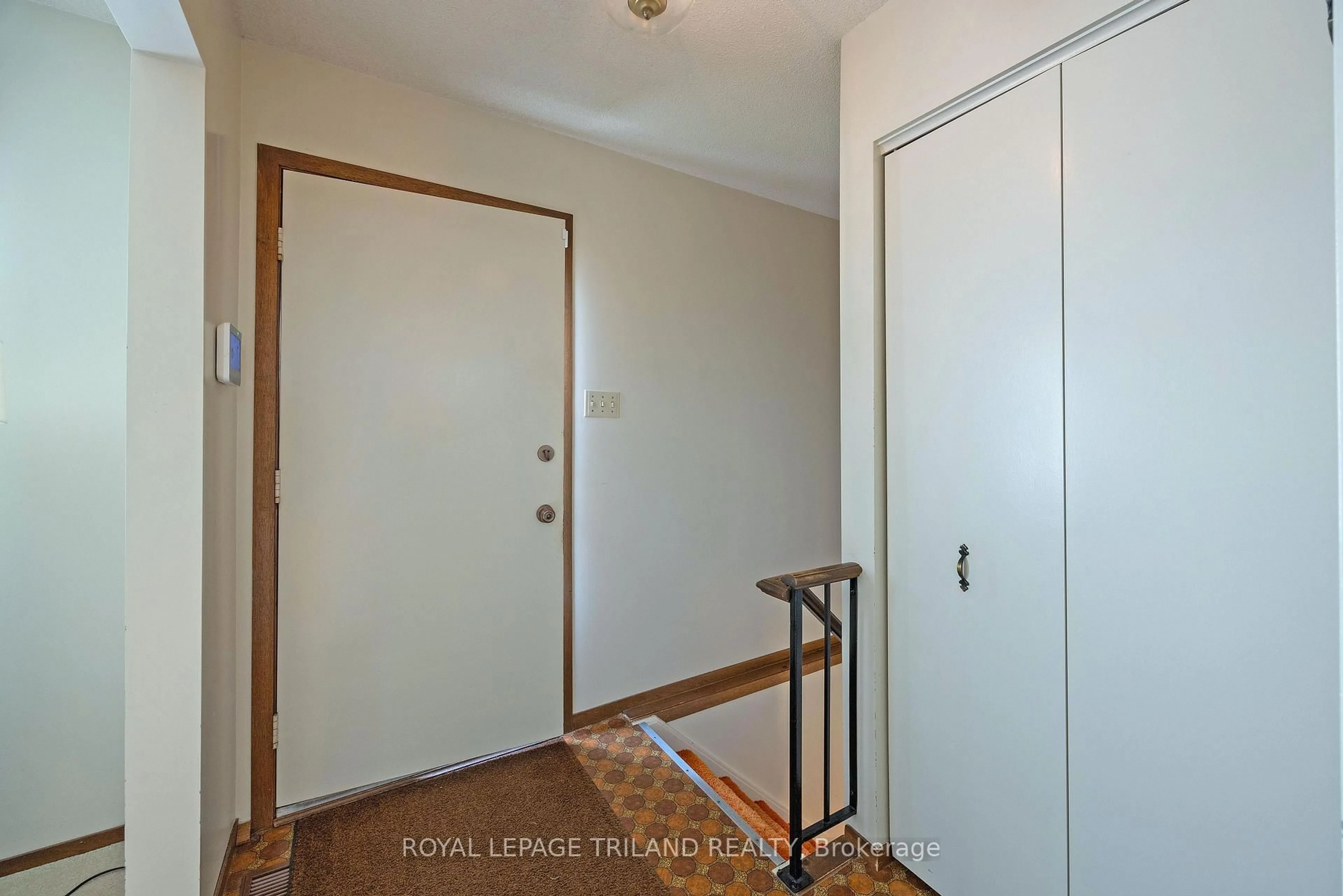 Indoor entryway for 1697 Aldersbrook Rd, London North Ontario N6G 3B7