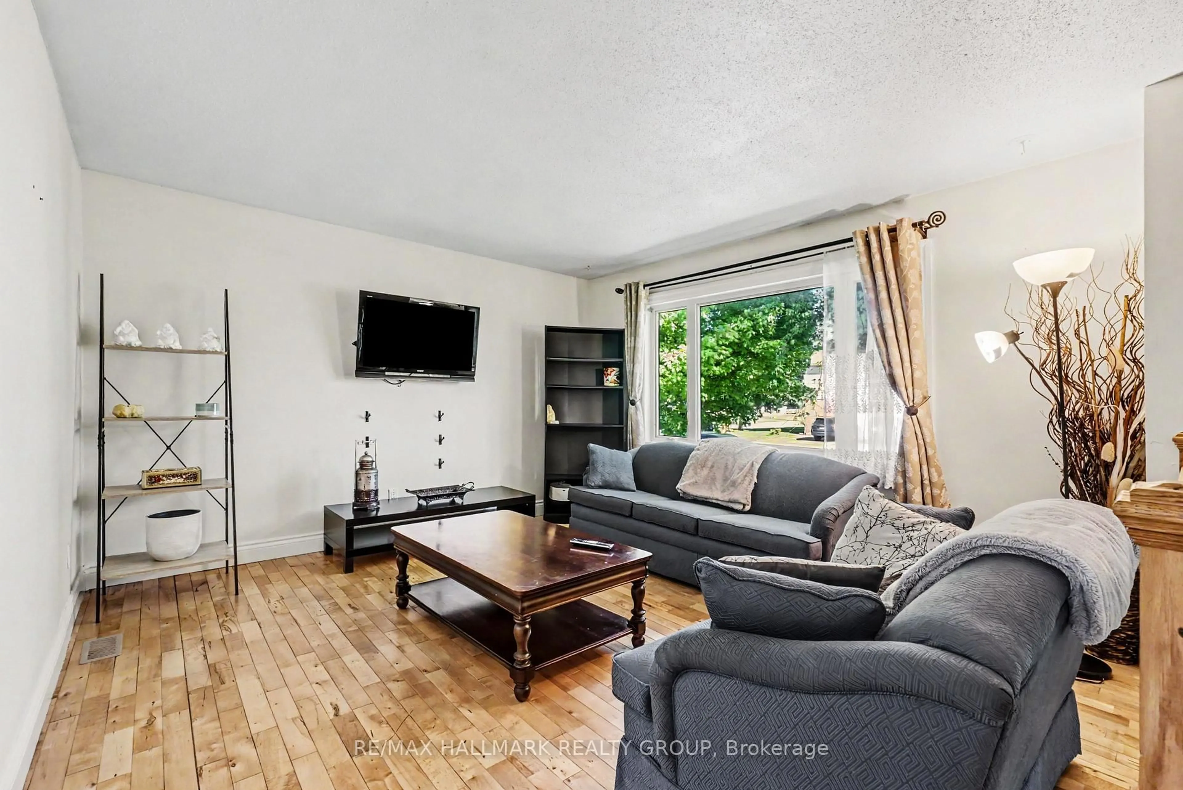 Living room with furniture, wood/laminate floor for 52 Castlebeau St, Russell Ontario K0A 1W0
