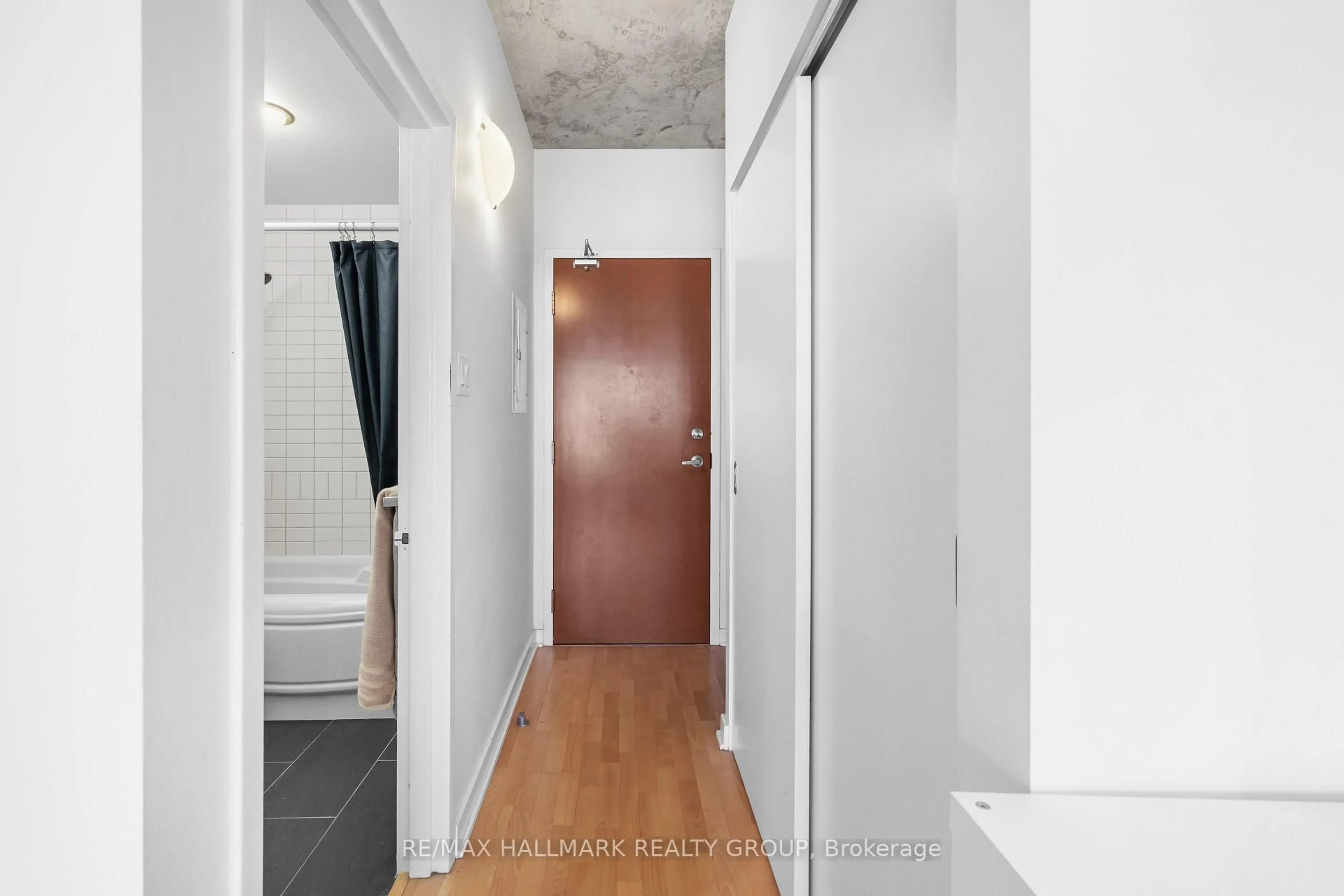 Indoor entryway for 324 Laurier Ave #1804, Ottawa Ontario K1N 6P6