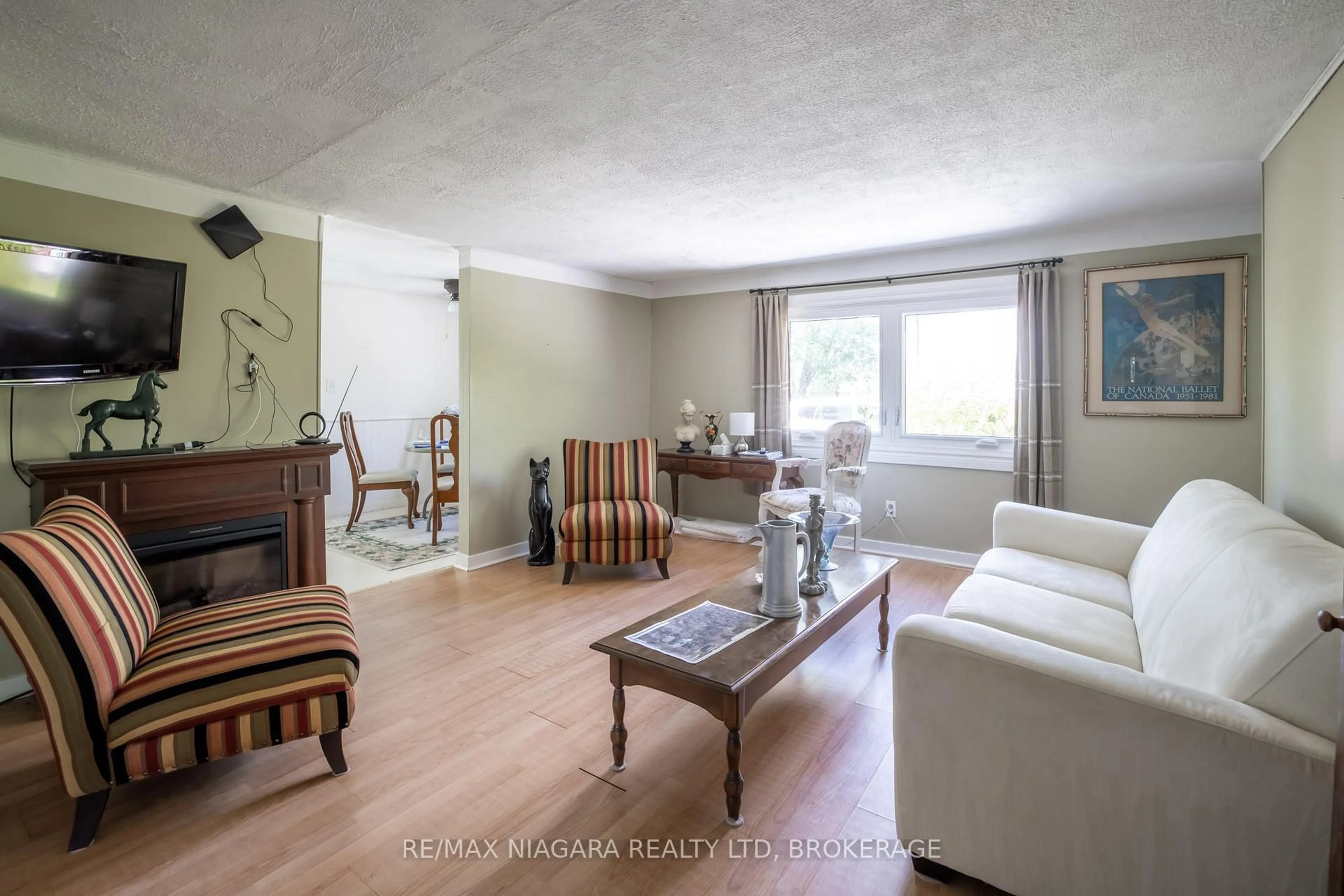 Living room with furniture, unknown for 434 Crescent Rd, Fort Erie Ontario L2A 4P7