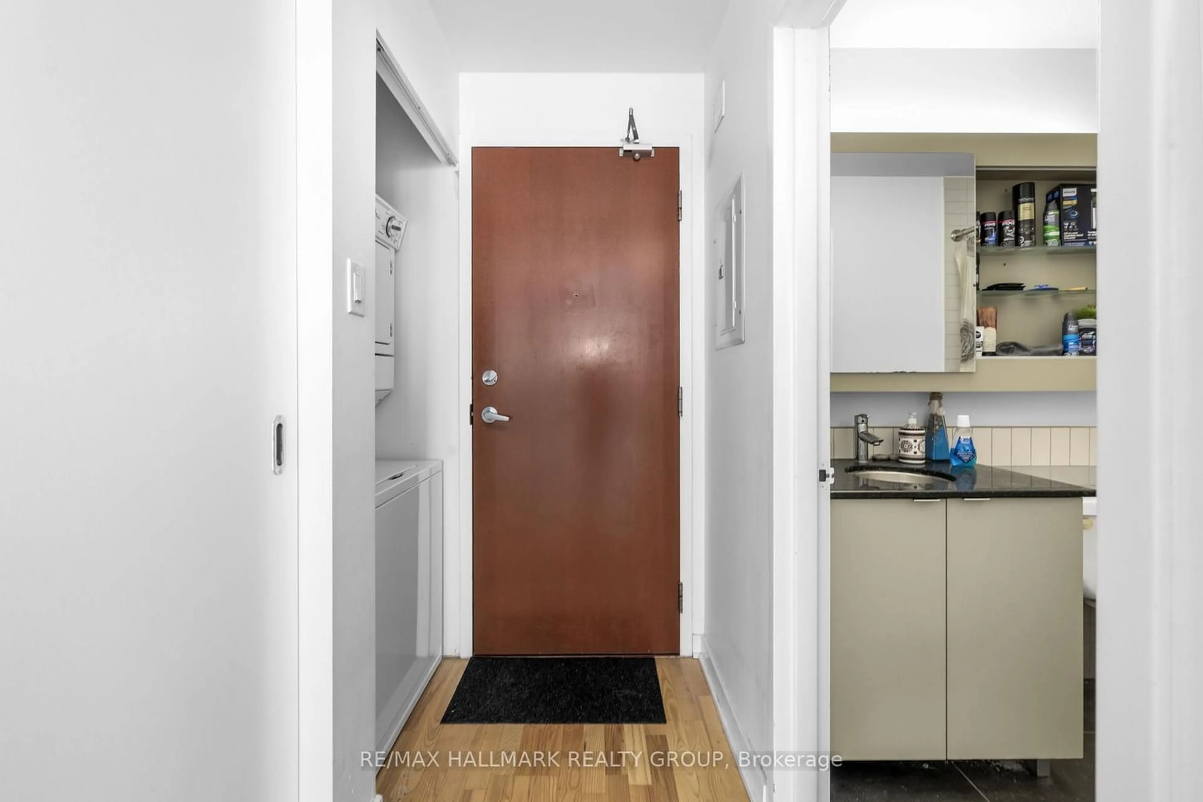 Indoor entryway for 324 Laurier Ave #2207, Ottawa Ontario K1N 6P6