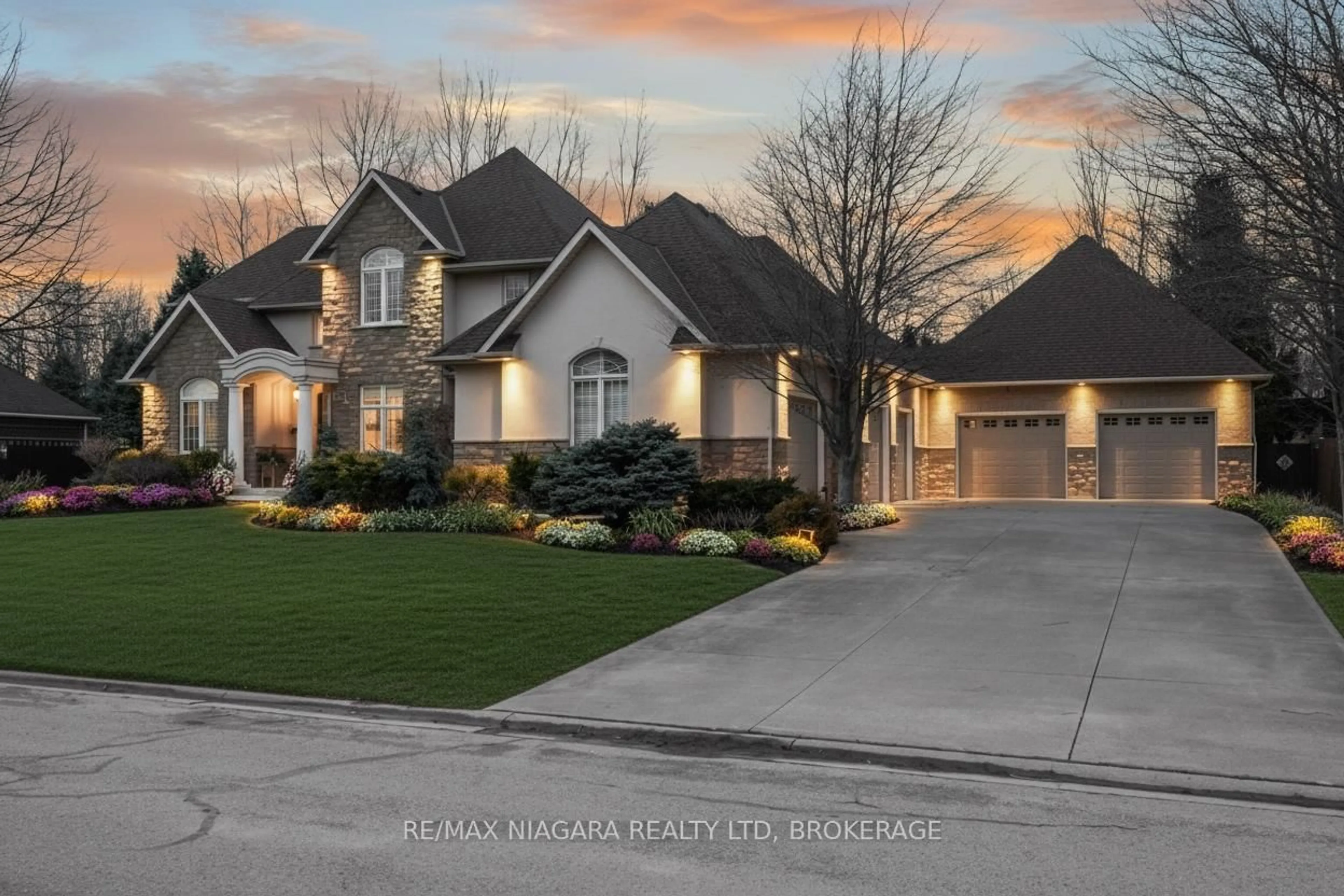 Home with brick exterior material, street for 6775 Domenic Cres, Niagara Falls Ontario L2J 4L5