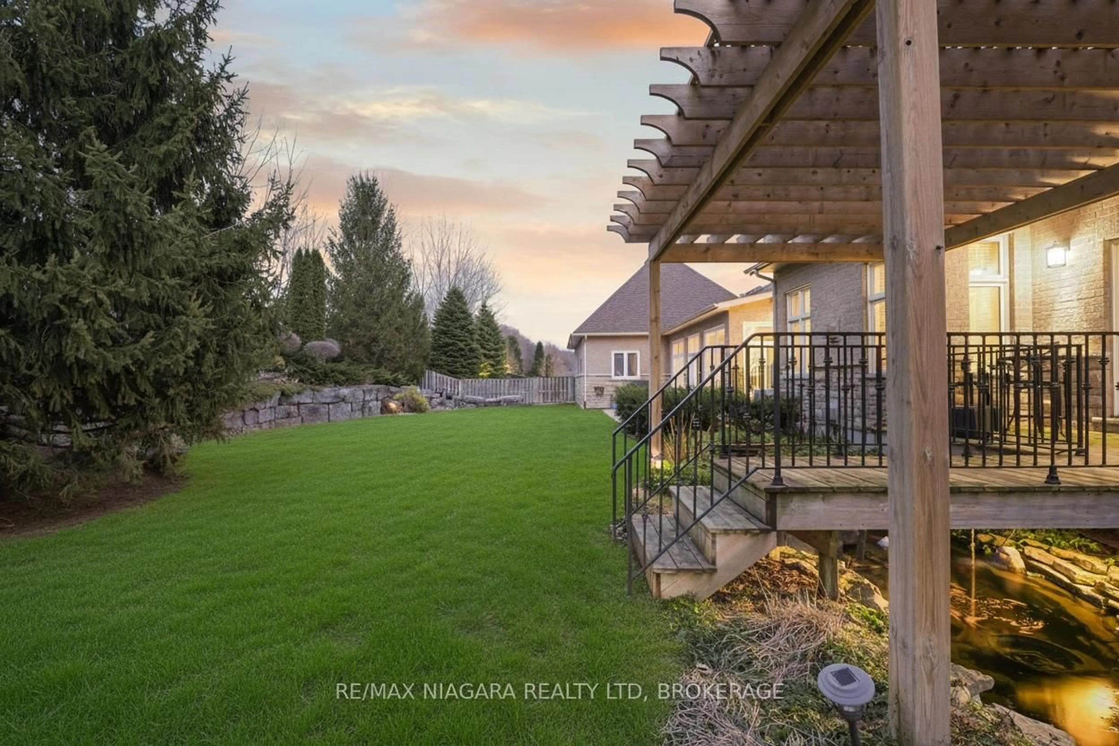 A pic from outside/outdoor area/front of a property/back of a property/a pic from drone, mountain view for 6775 Domenic Cres, Niagara Falls Ontario L2J 4L5