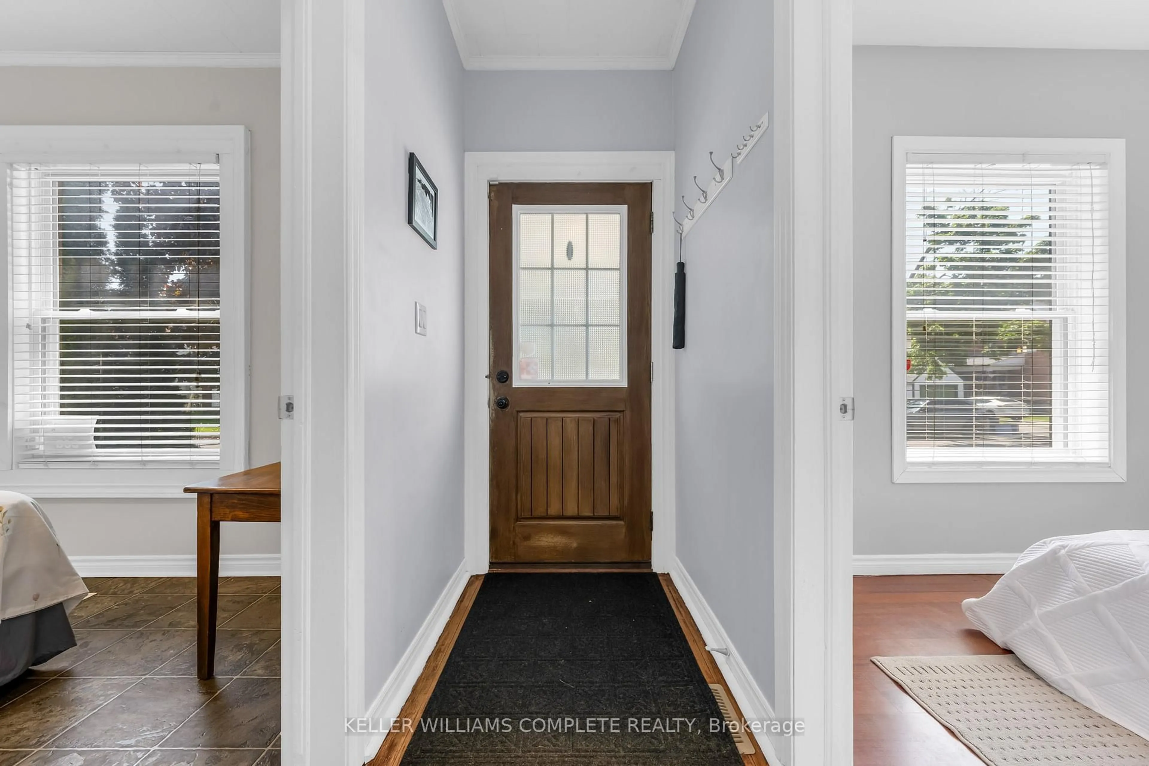 Indoor entryway for 110 Oak St, Brantford Ontario N3T 2B5