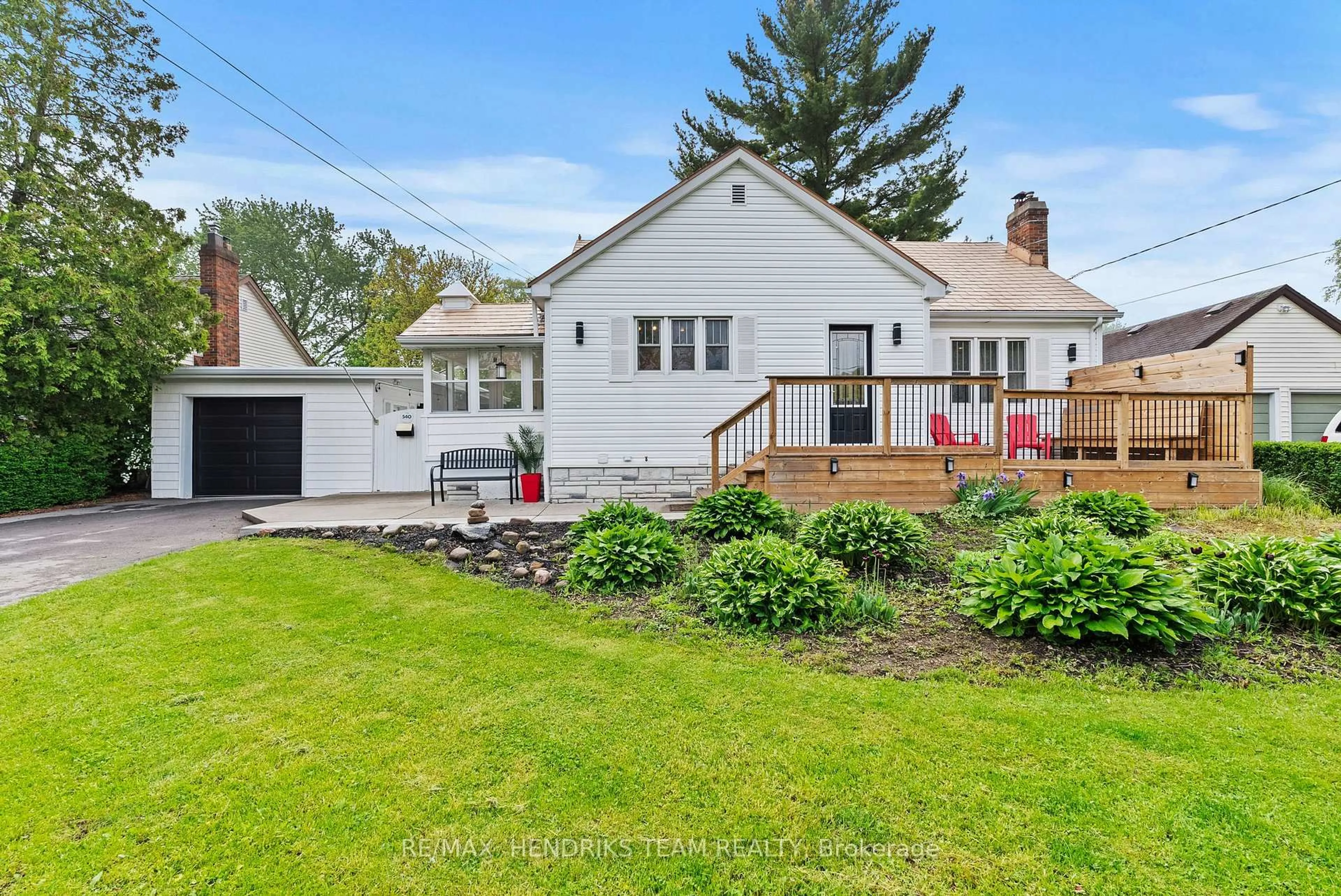 Home with vinyl exterior material, street for 540 Niagara St, St. Catharines Ontario L3M 3P6