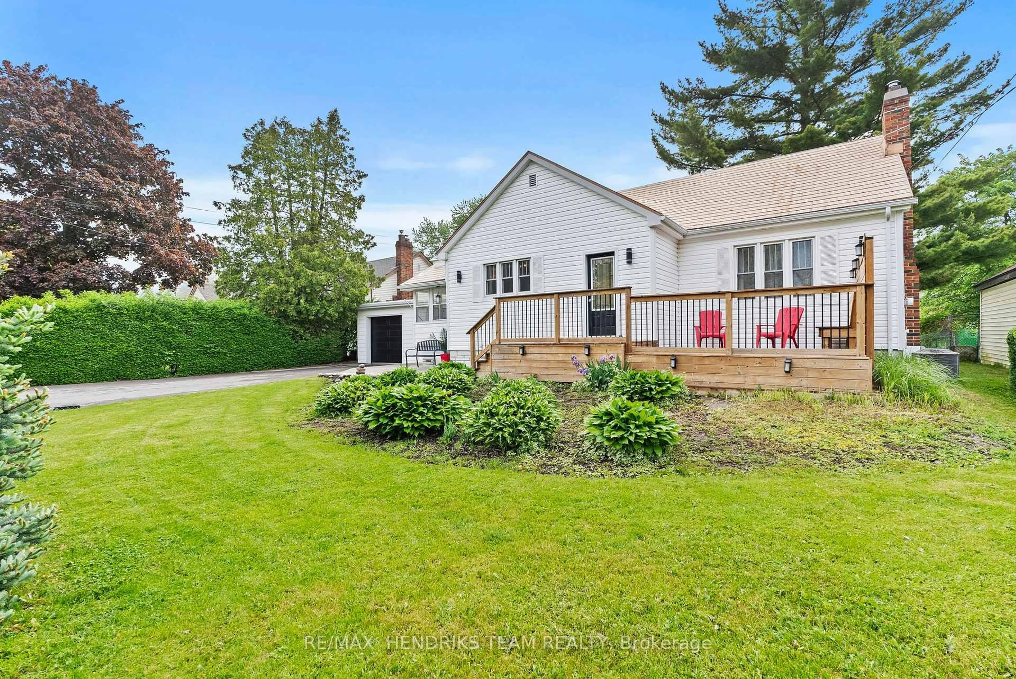 A pic from outside/outdoor area/front of a property/back of a property/a pic from drone, unknown for 540 Niagara St, St. Catharines Ontario L3M 3P6