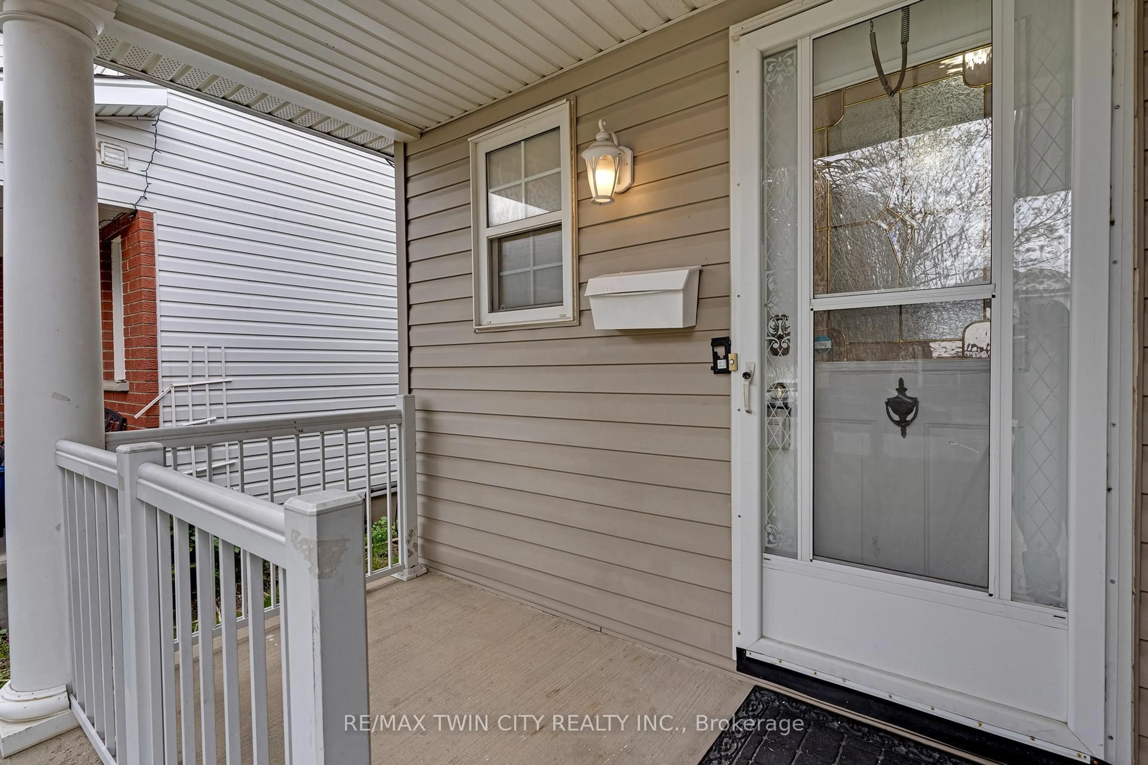 Indoor entryway for 359 Highbrook Cres, Kitchener Ontario N2E 3P5
