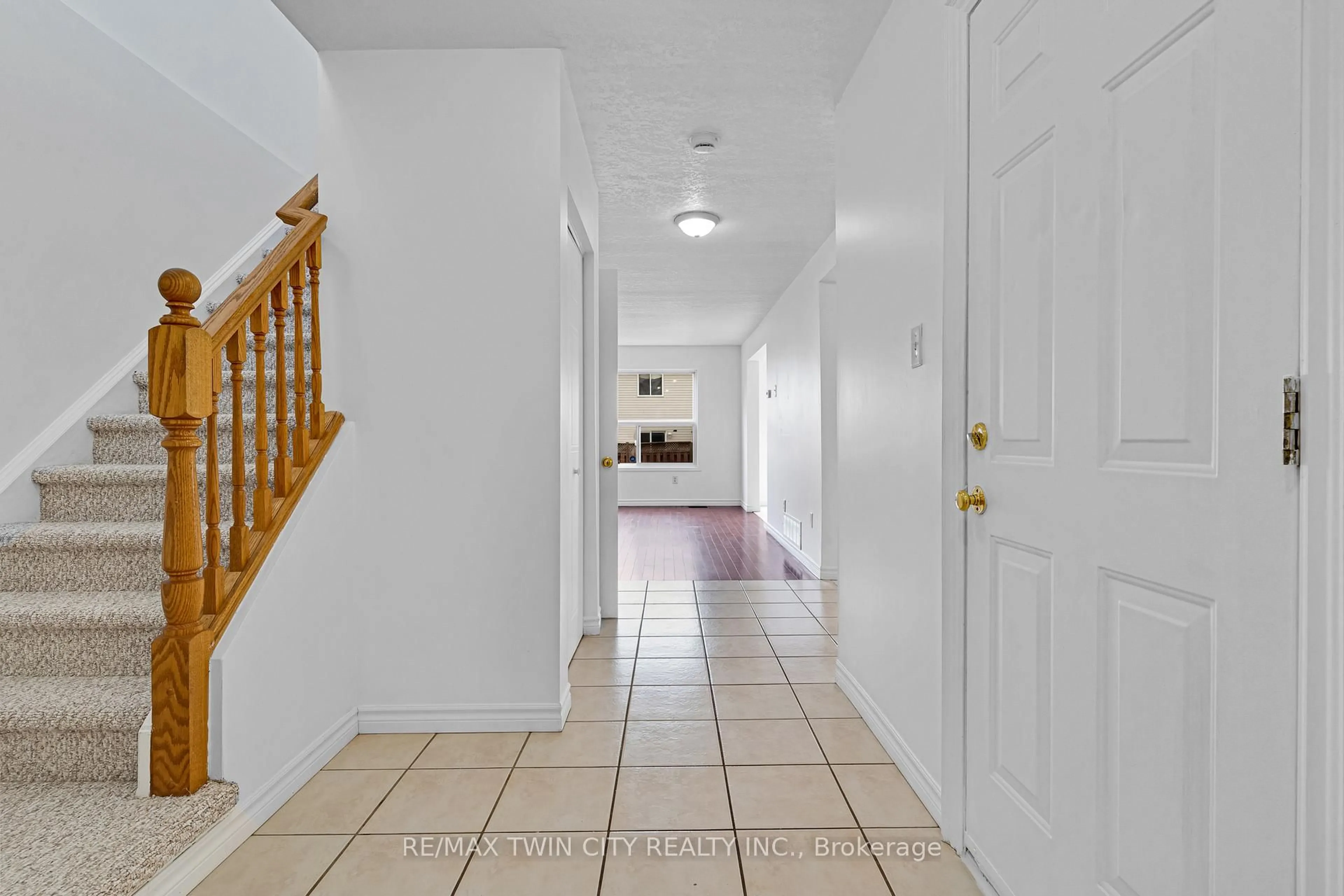 Indoor foyer for 359 Highbrook Cres, Kitchener Ontario N2E 3P5