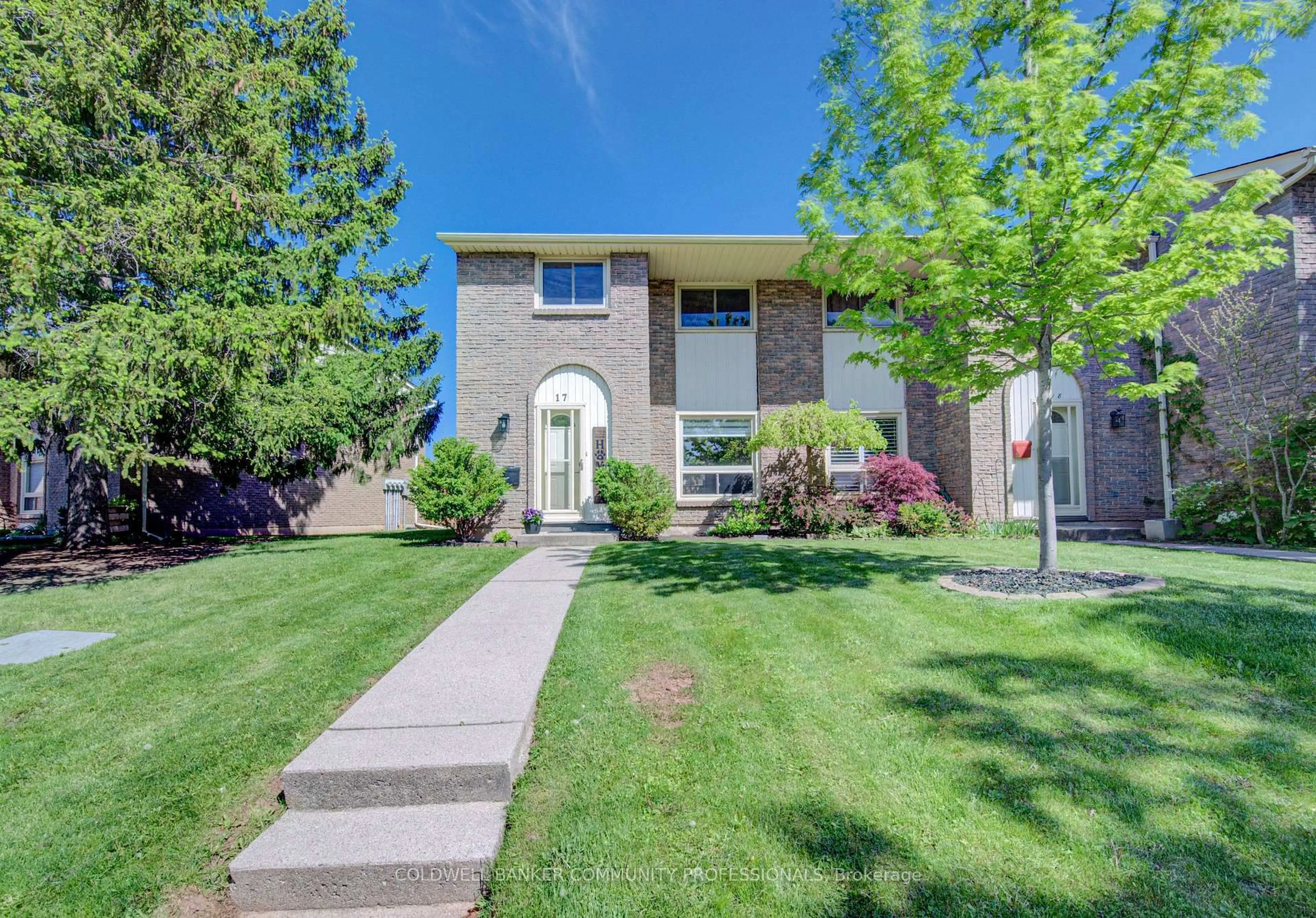 A pic from outside/outdoor area/front of a property/back of a property/a pic from drone, street for 150 Gateshead Cres #17, Hamilton Ontario L8G 4A7