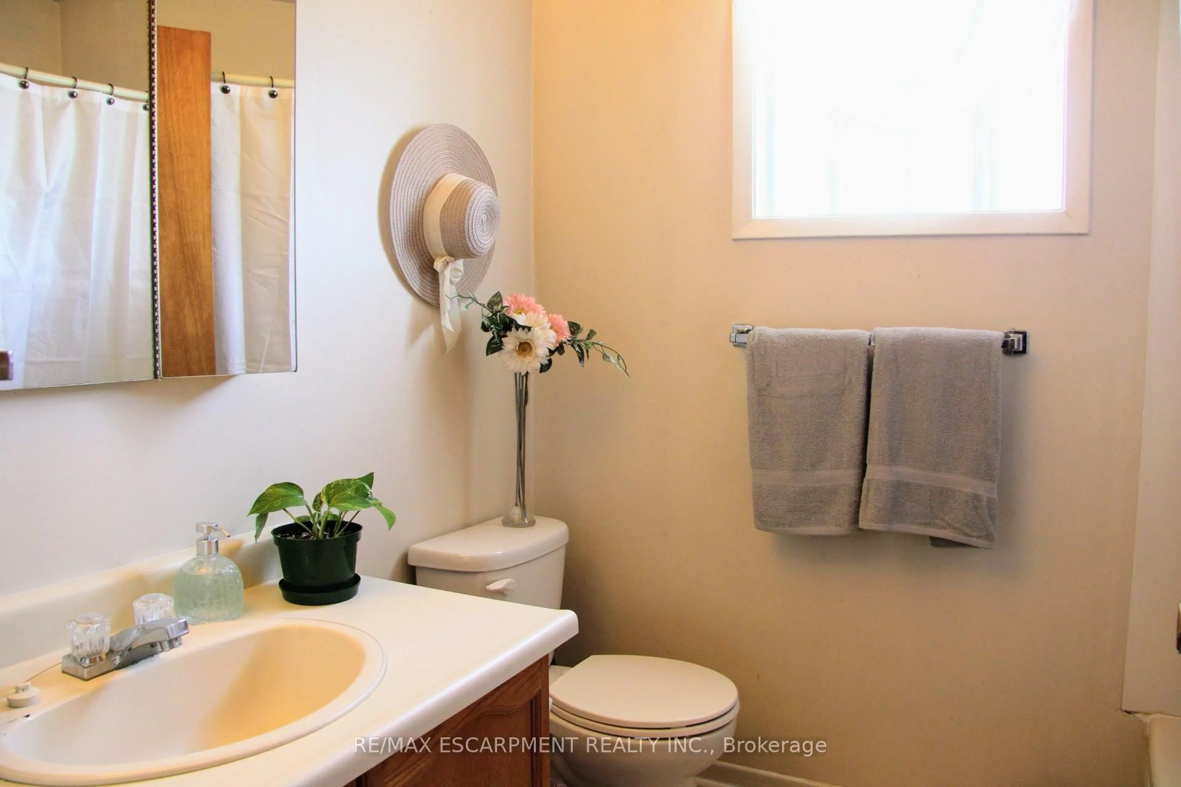 Standard bathroom, ceramic/tile floor for 80 Matachewan Rd, Manitouwadge Ontario P0T 0A6
