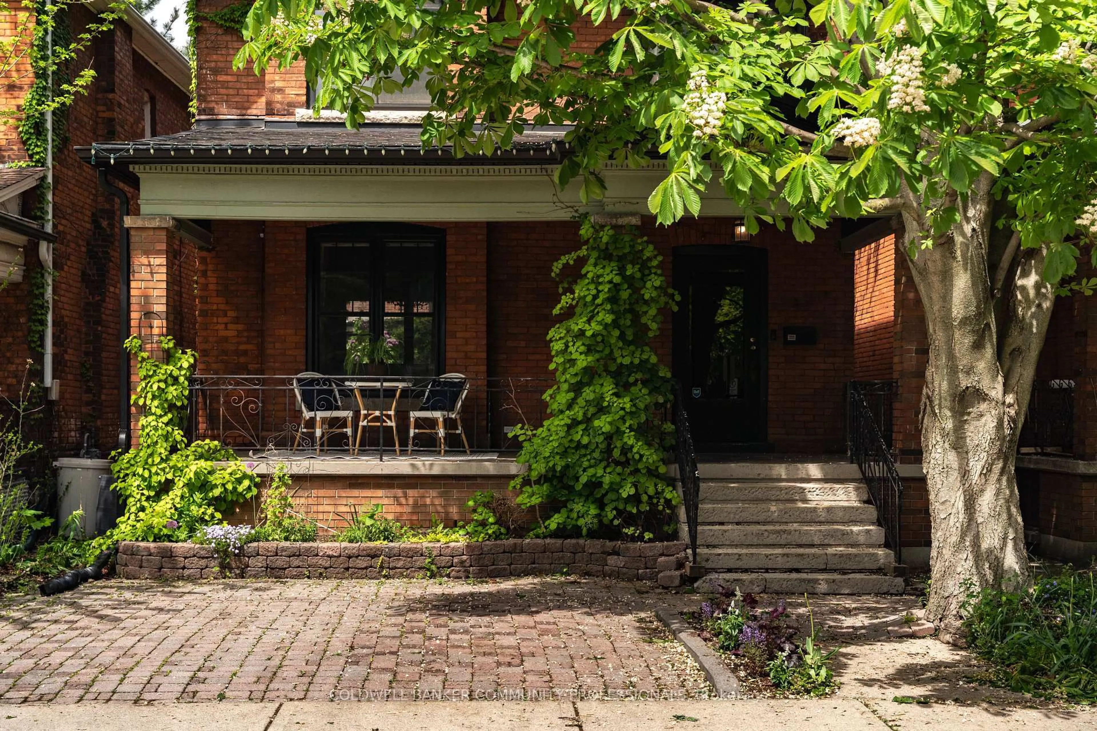 Patio, street for 44 St Clair Ave, Hamilton Ontario L8M 2N3