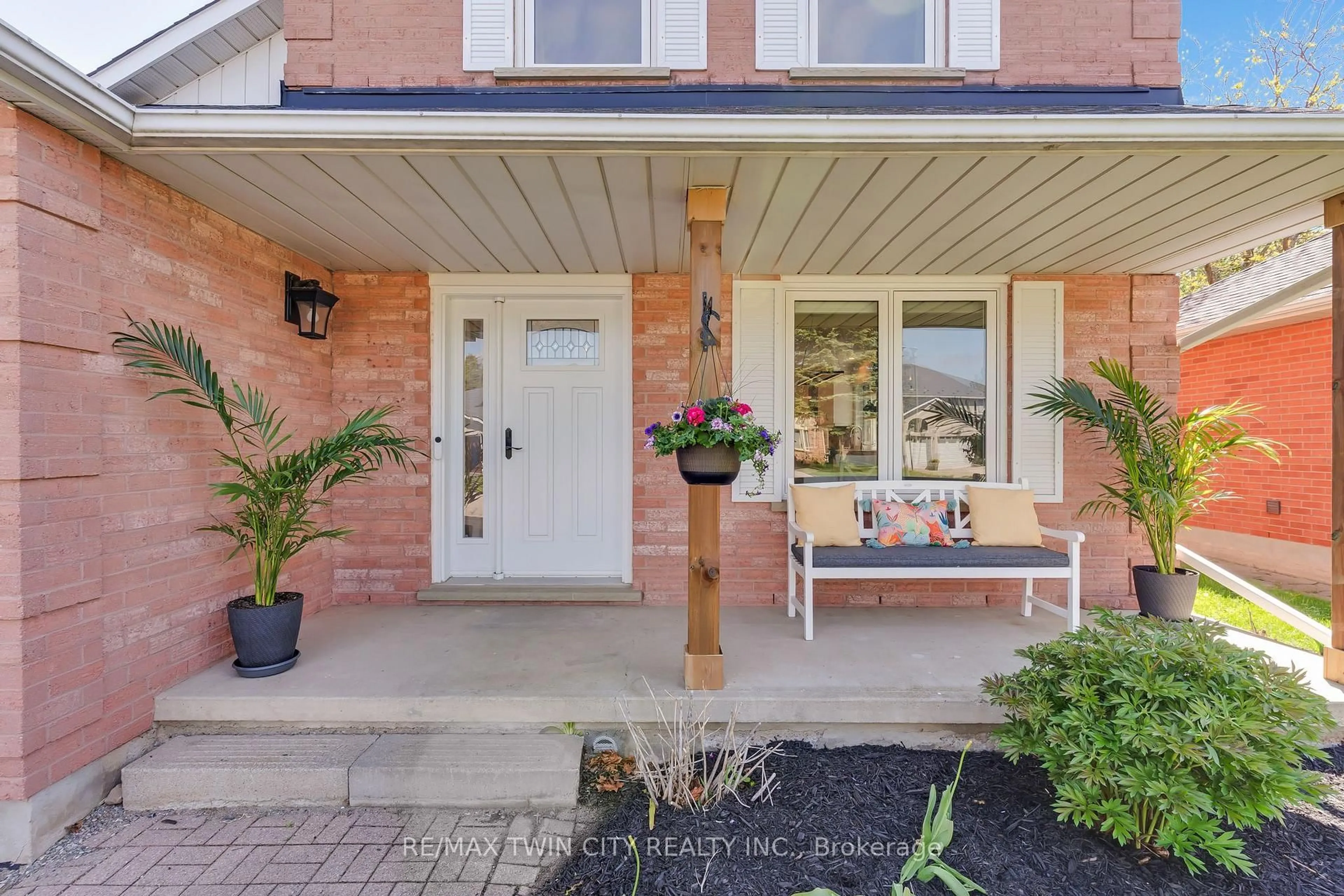 Indoor entryway for 42 Handorf Dr, Cambridge Ontario N3C 3Y3