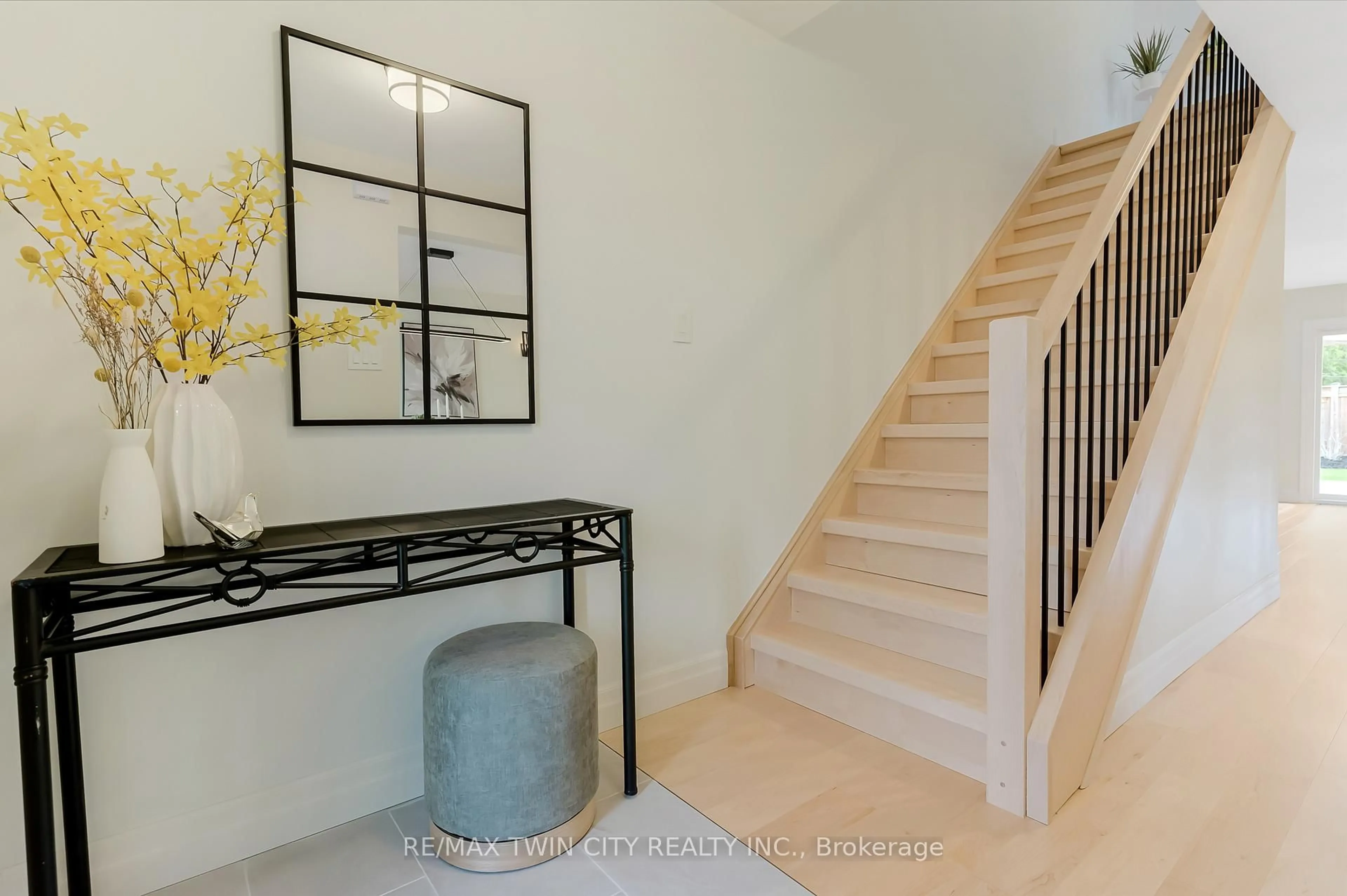 Indoor entryway for 42 Handorf Dr, Cambridge Ontario N3C 3Y3