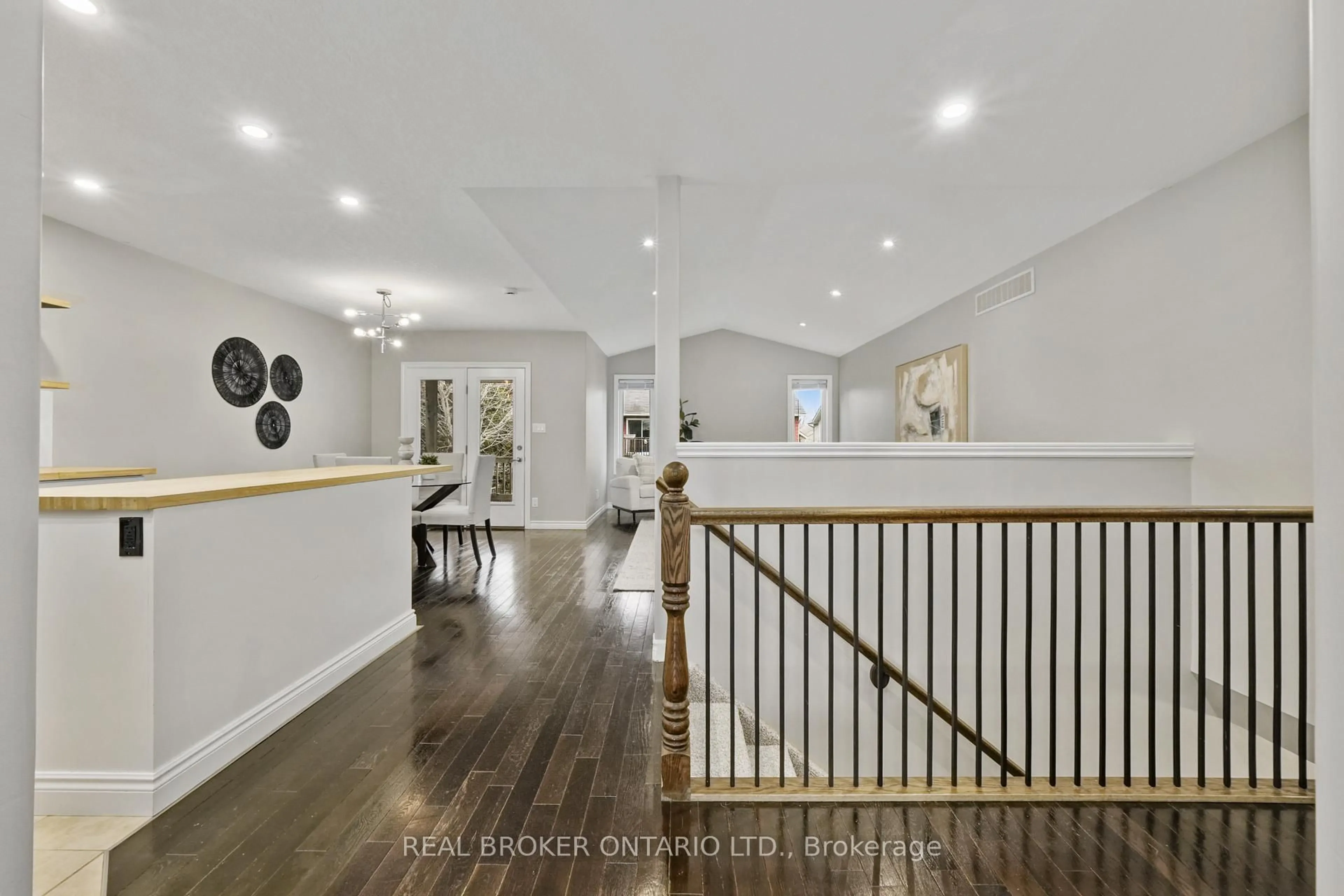 Indoor foyer for 31 Fox Den Dr, Brighton Ontario K0K 1H0