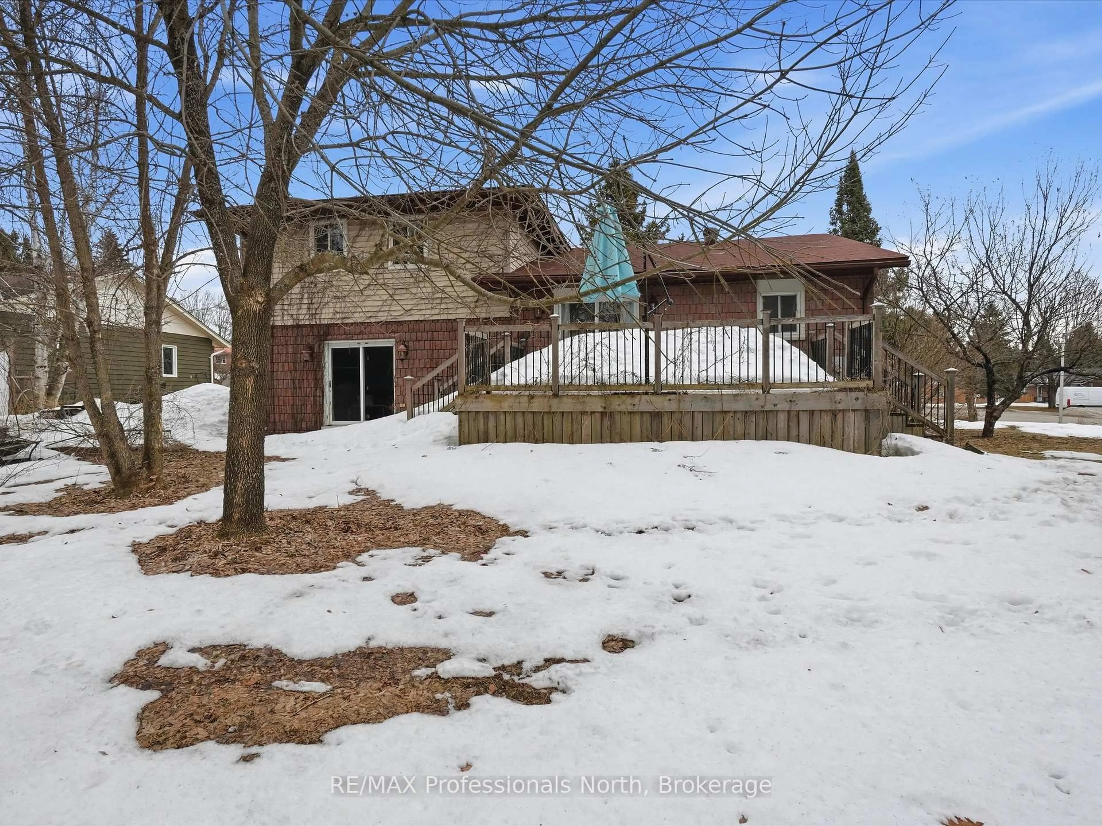 A pic from outside/outdoor area/front of a property/back of a property/a pic from drone, street for 1 Glendale Rd, Bracebridge Ontario P1L 1B3