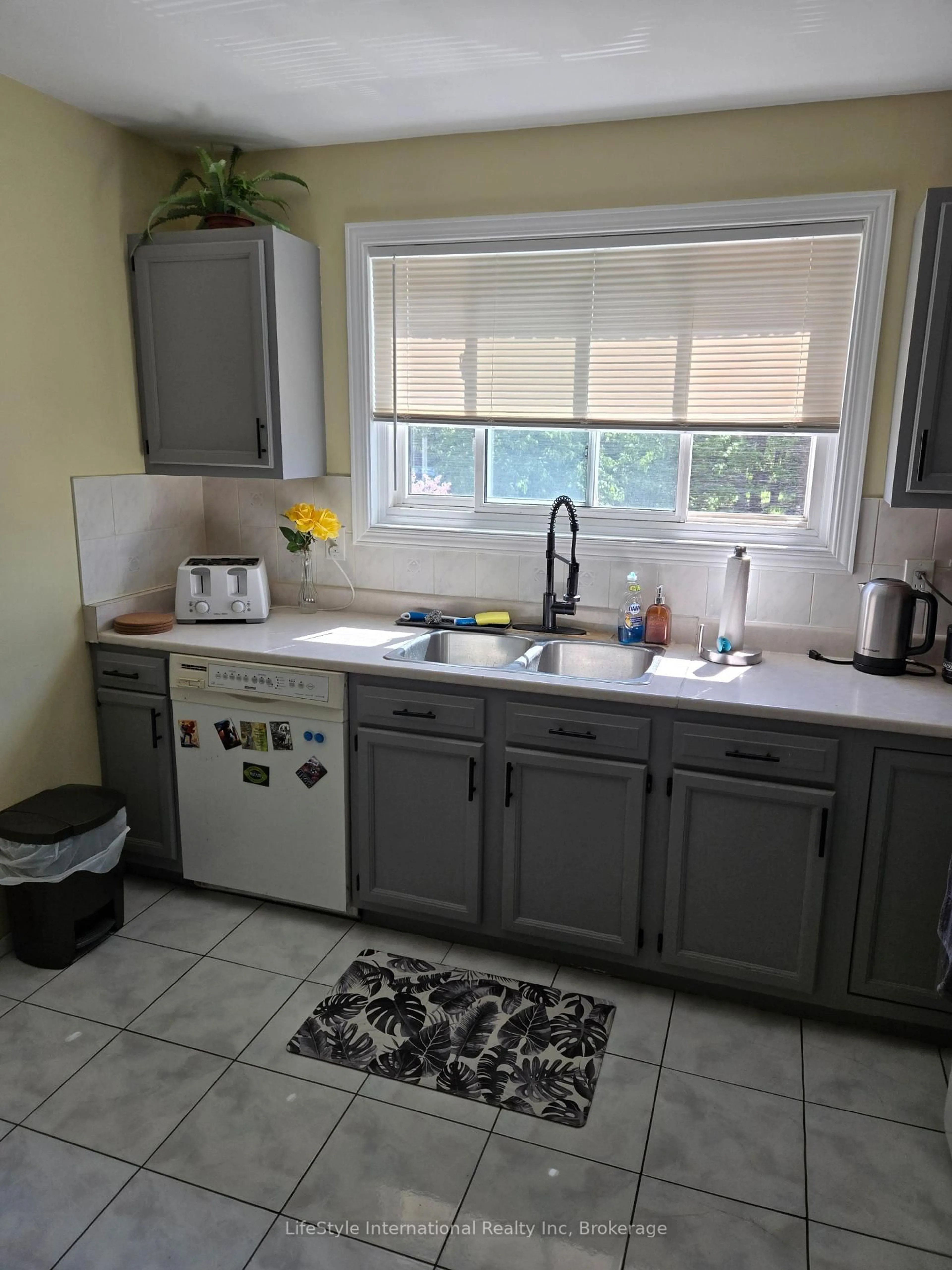 Standard kitchen, ceramic/tile floor for 201 Silvercreek Pkwy #16, Guelph Ontario N1H 3T4