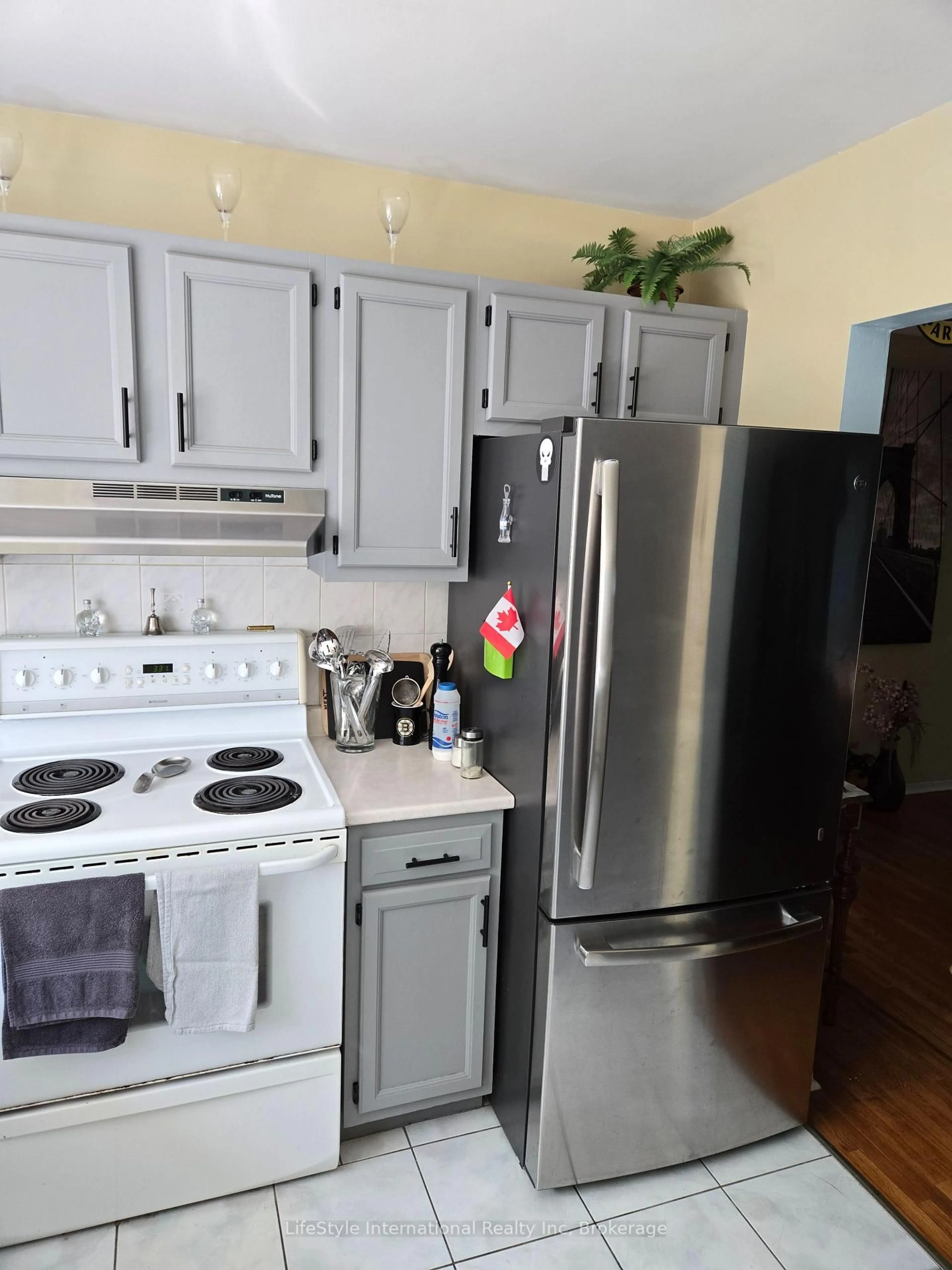 Standard kitchen, unknown for 201 Silvercreek Pkwy #16, Guelph Ontario N1H 3T4