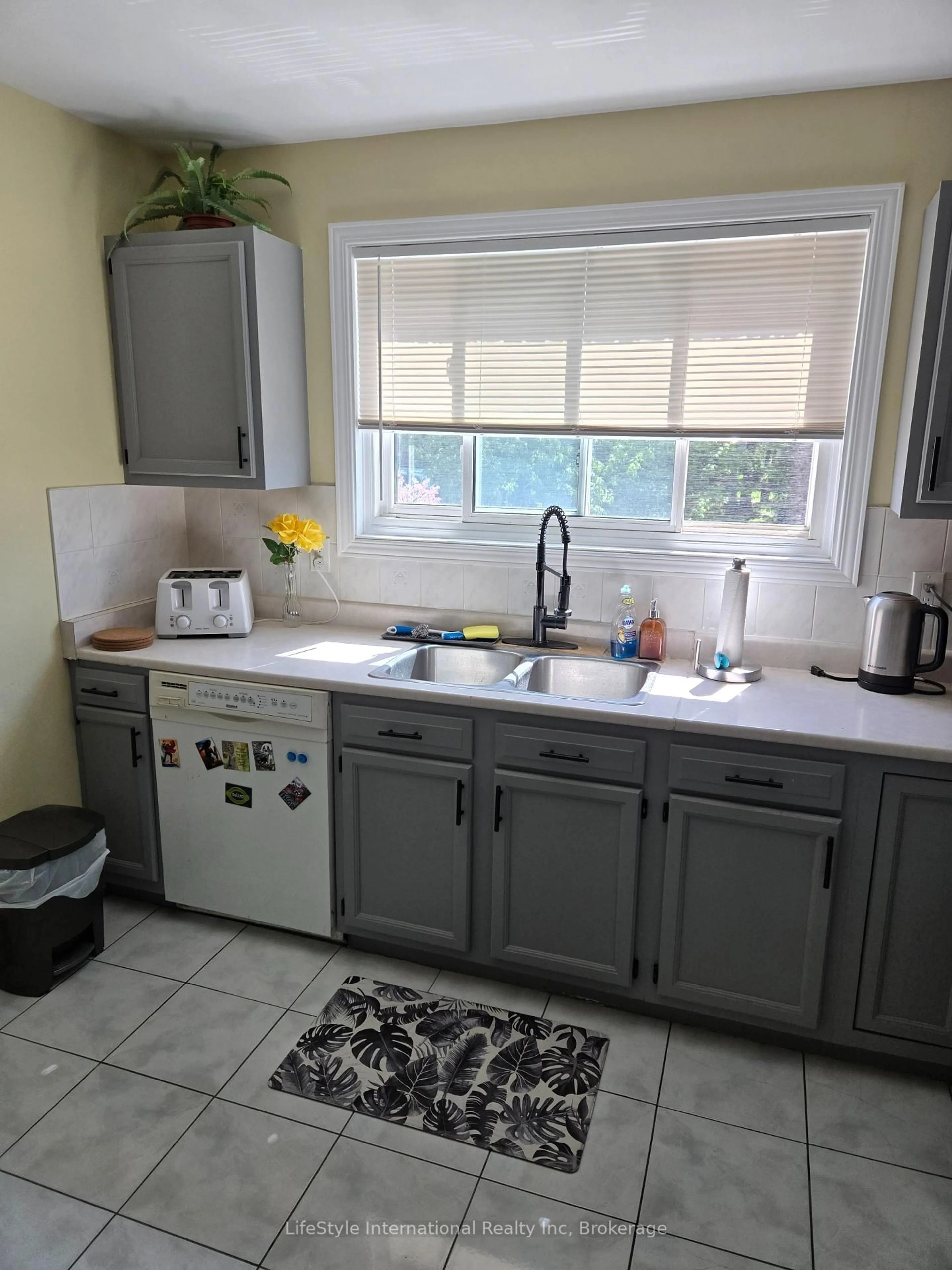 Standard kitchen, ceramic/tile floor for 201 Silvercreek Pkwy #16, Guelph Ontario N1H 3T4