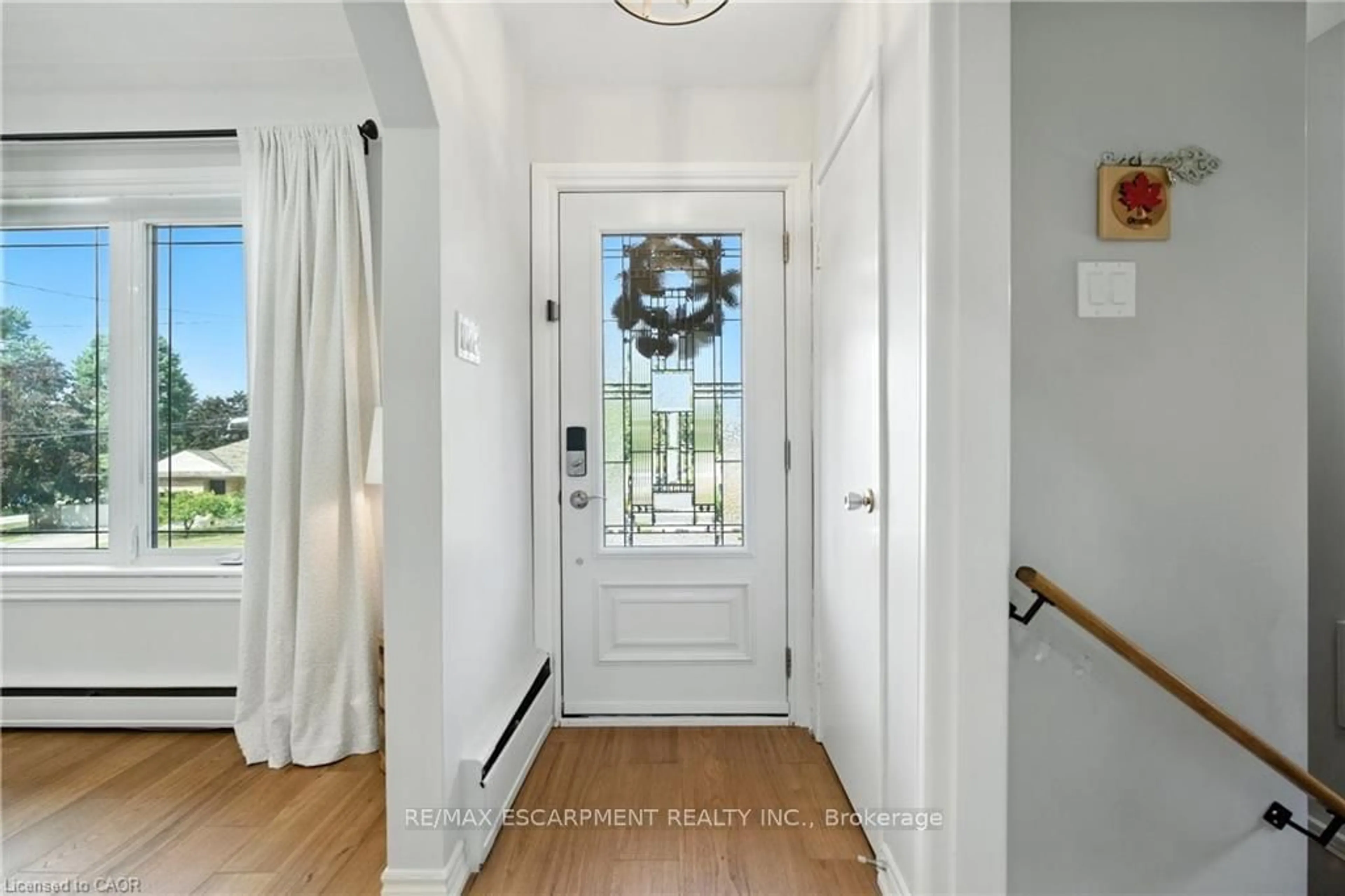 Indoor entryway for 48 Brentwood Dr, Hamilton Ontario L8G 2W8
