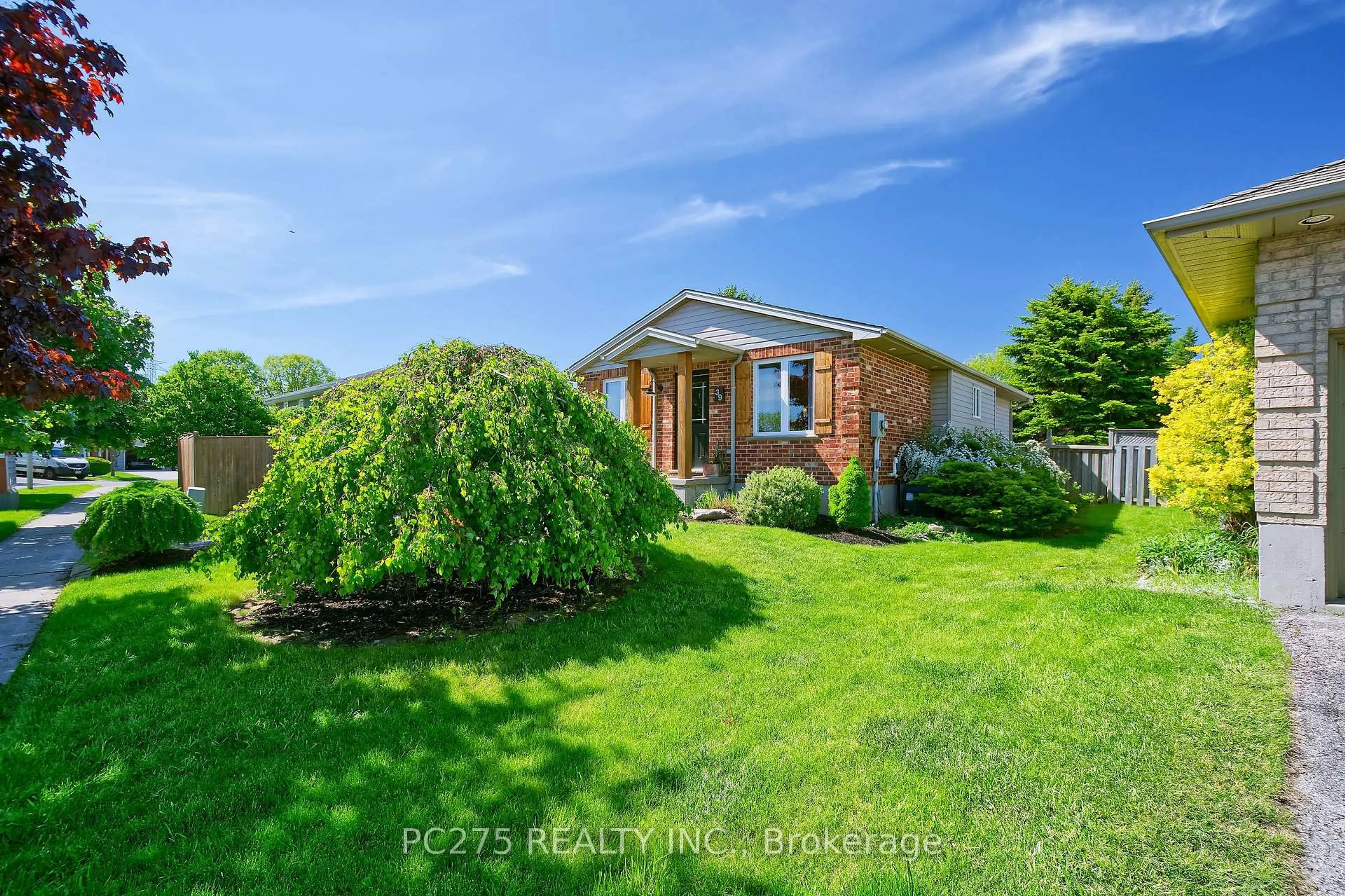 A pic from outside/outdoor area/front of a property/back of a property/a pic from drone, unknown for 39 Ponsford Pl, St. Thomas Ontario N5P 4J8