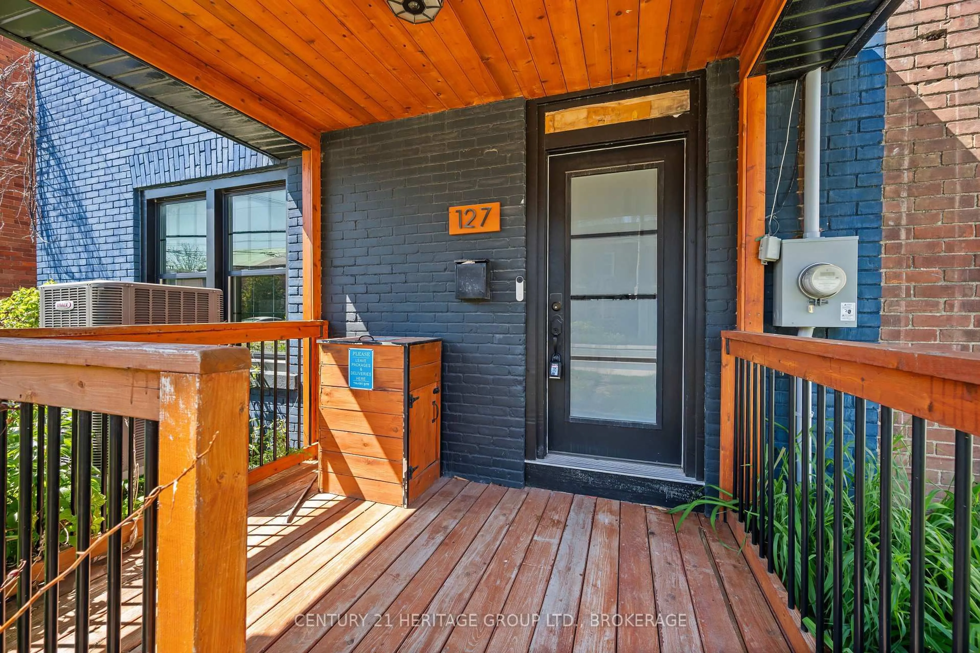 Indoor entryway for 127 Stephen St, Kingston Ontario K7K 2C6
