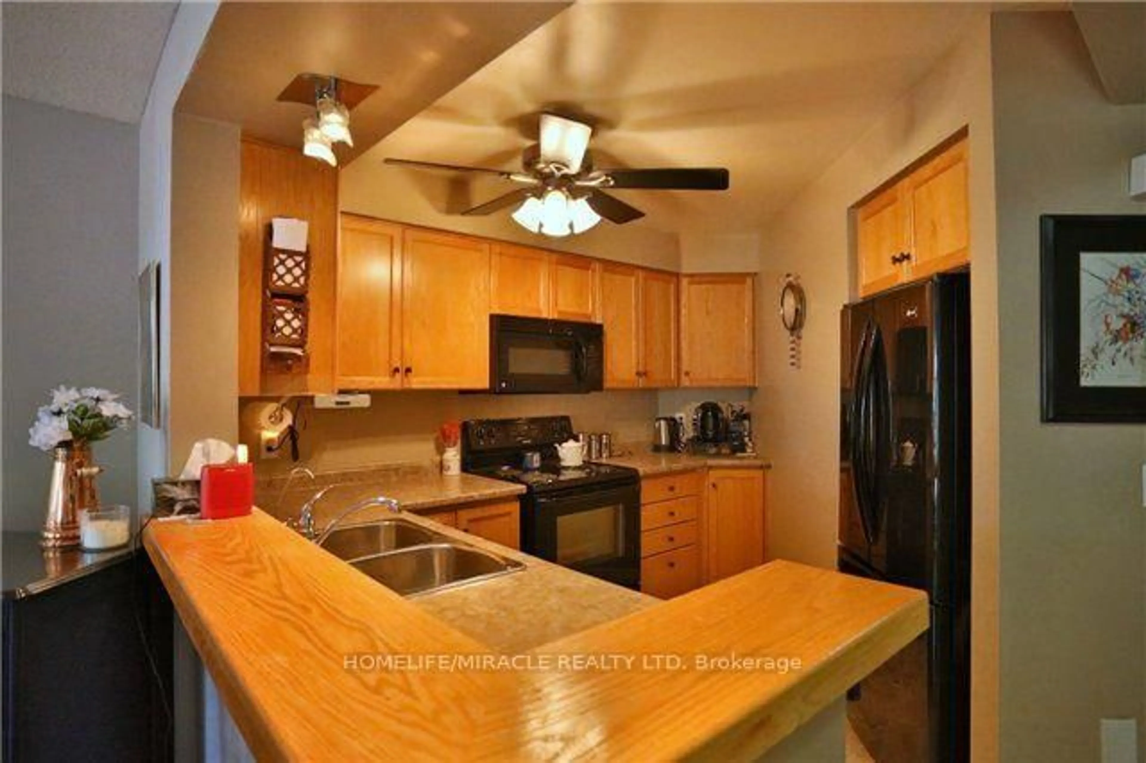 Standard kitchen, ceramic/tile floor for 54 ELMA Pl, Cambridge Ontario N3C 4E6