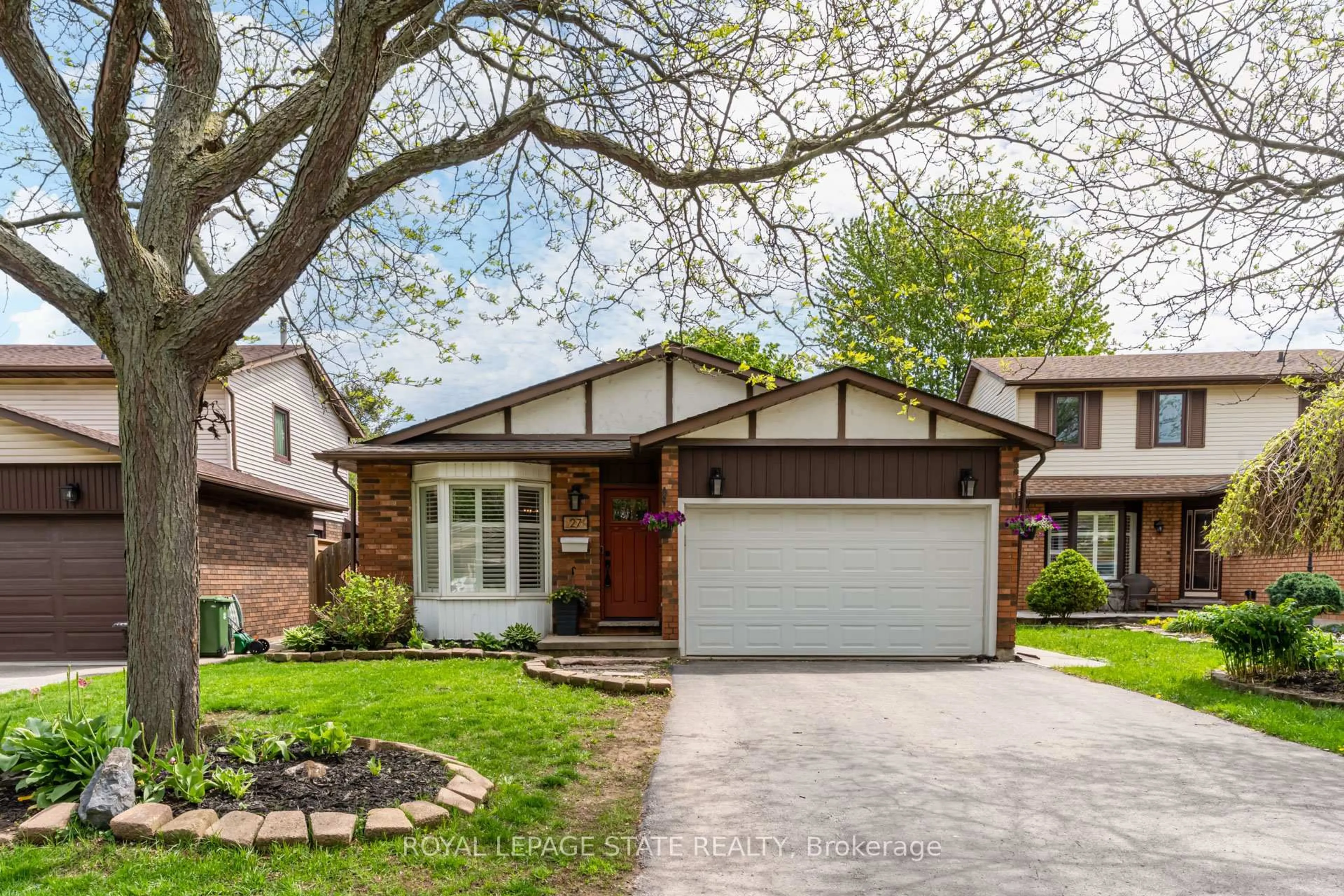 Home with brick exterior material, street for 27 Bloomsbury Crt, Hamilton Ontario L9G 4L5
