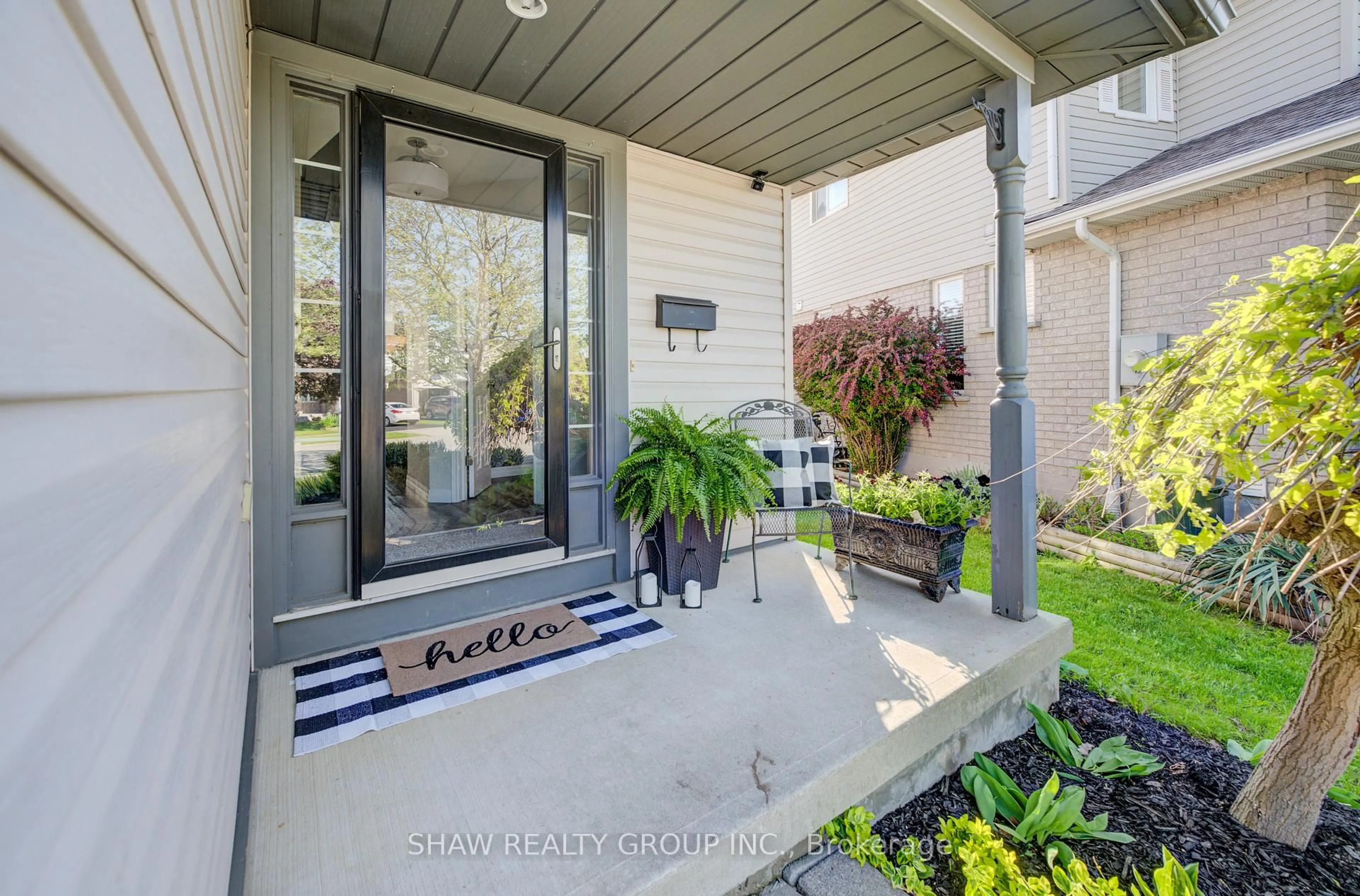 Indoor entryway for 35 Hawkins Dr, Cambridge Ontario N1T 1Z7