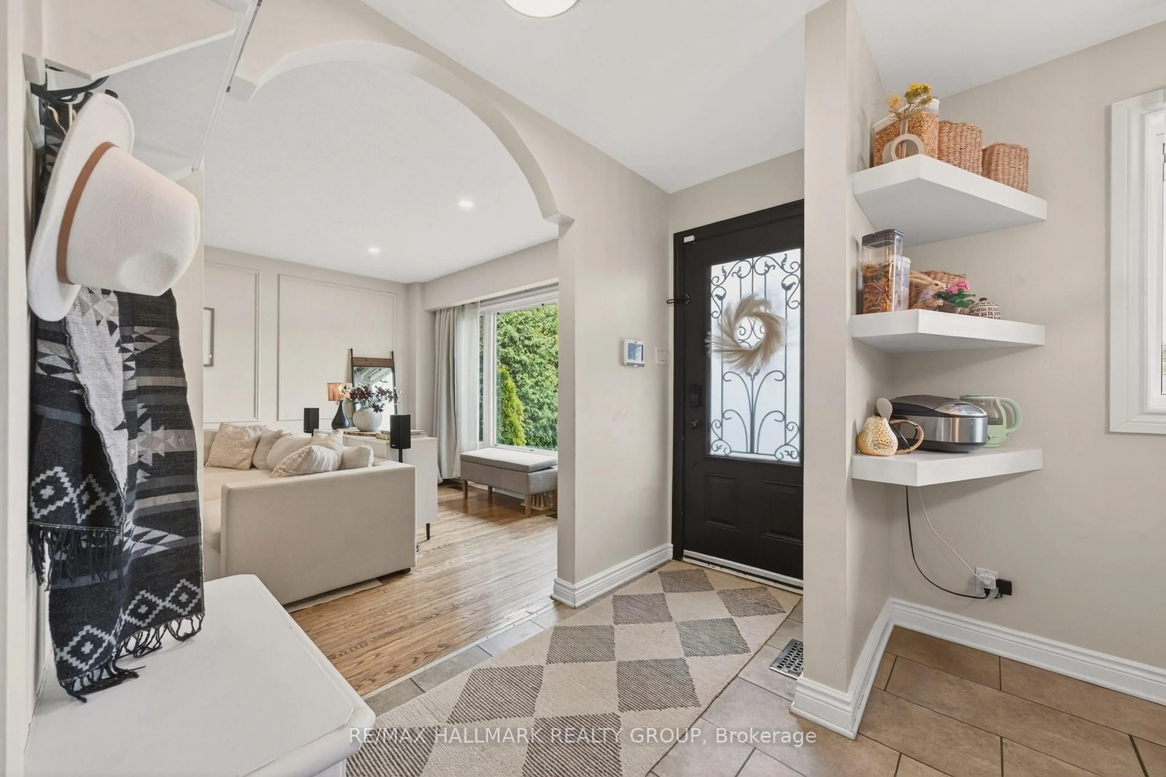 Indoor entryway for 1081 Foley Ave, Ottawa Ontario K1G 2R4