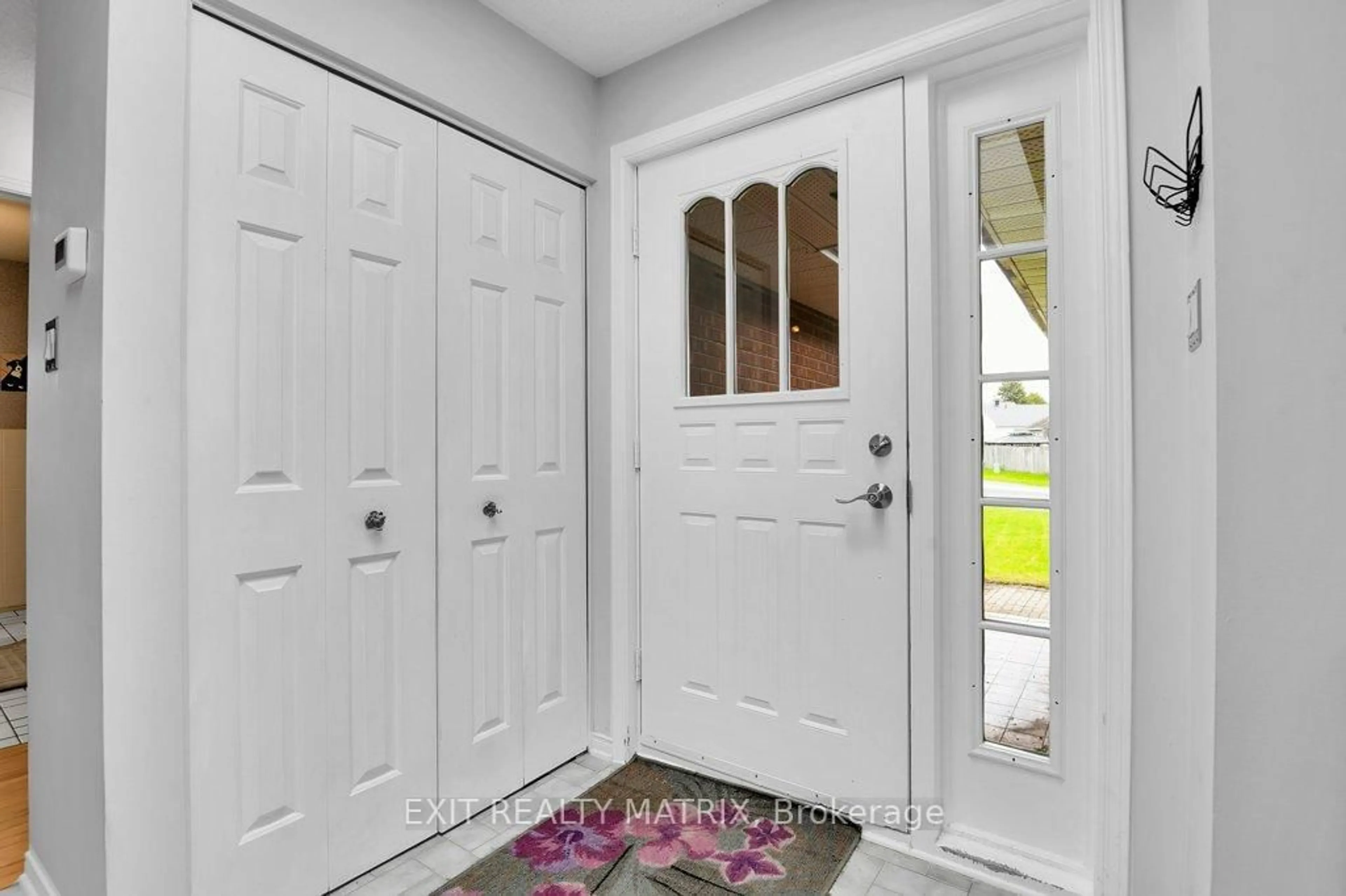 Indoor entryway for 72 Castlebeau St, Russell Ontario K0A 1W0