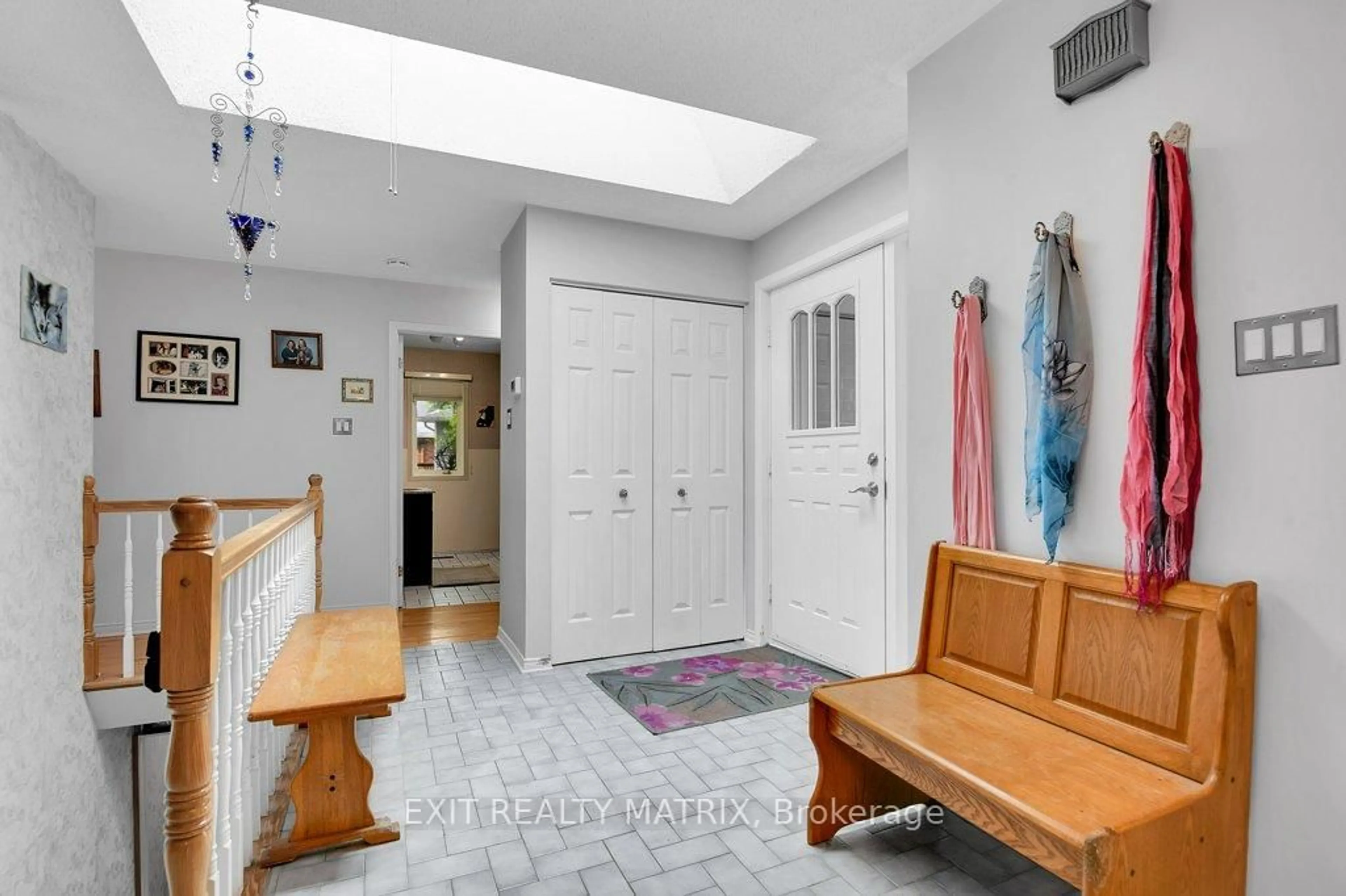 Indoor entryway for 72 Castlebeau St, Russell Ontario K0A 1W0