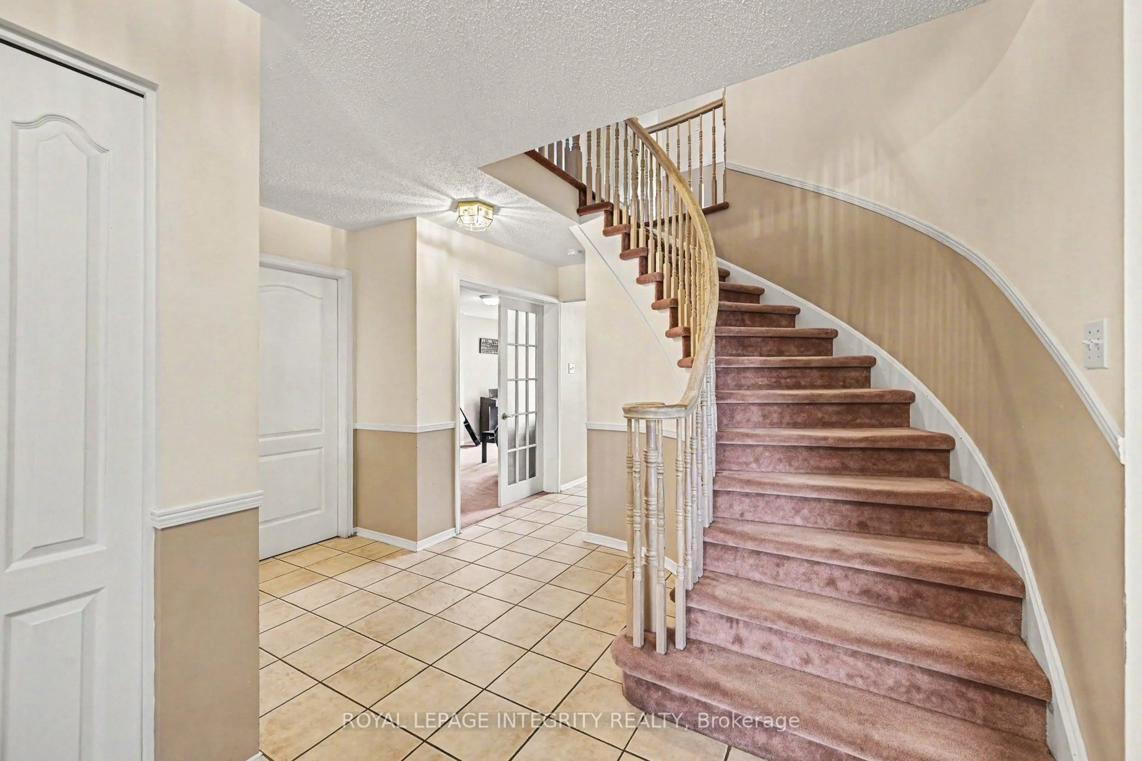 Indoor foyer for 168 Springwater Dr, Kanata Ontario K2M 2A1