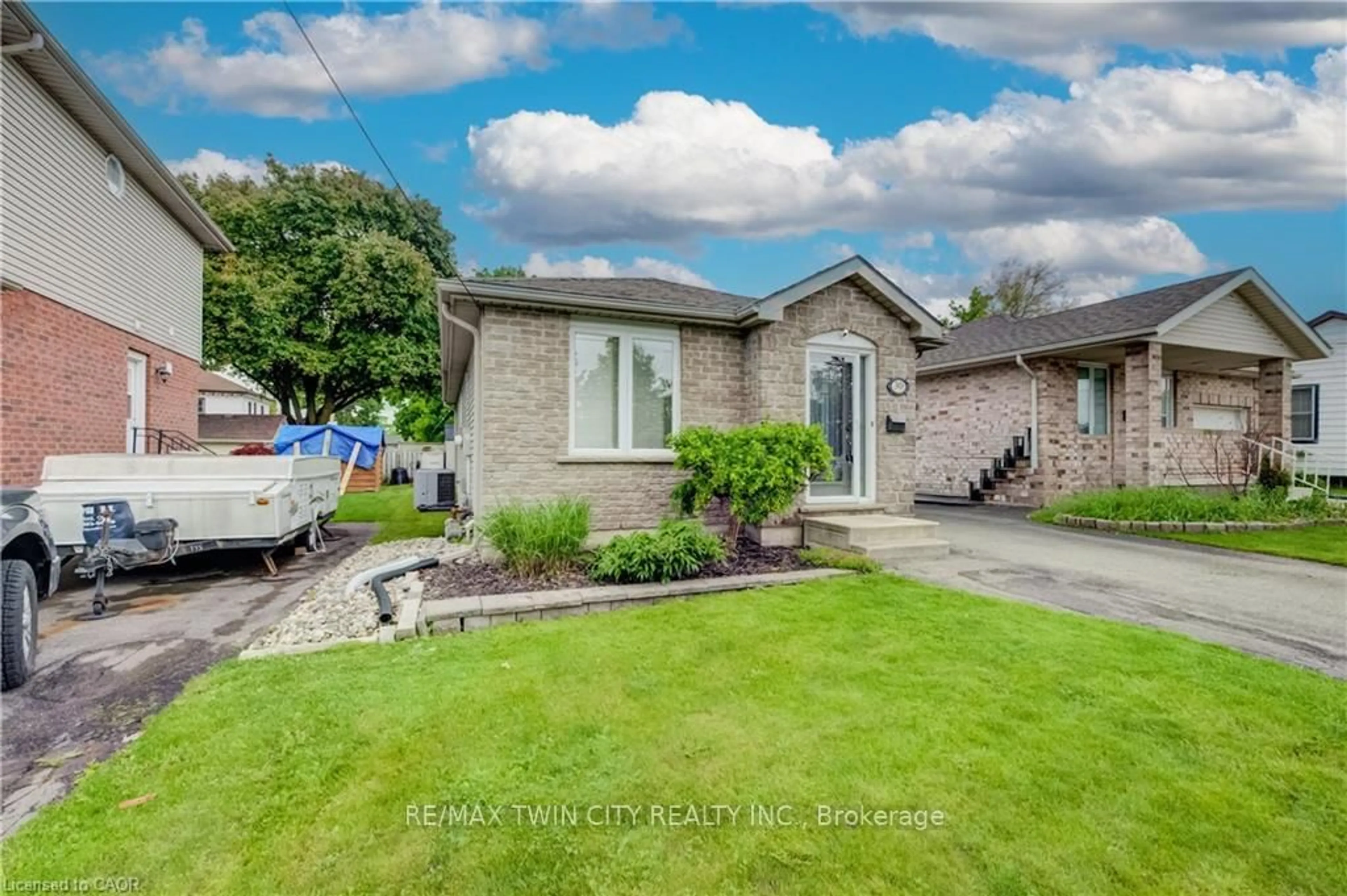 A pic from outside/outdoor area/front of a property/back of a property/a pic from drone, street for 30 Teeple St, Woodstock Ontario N4S 3Y7