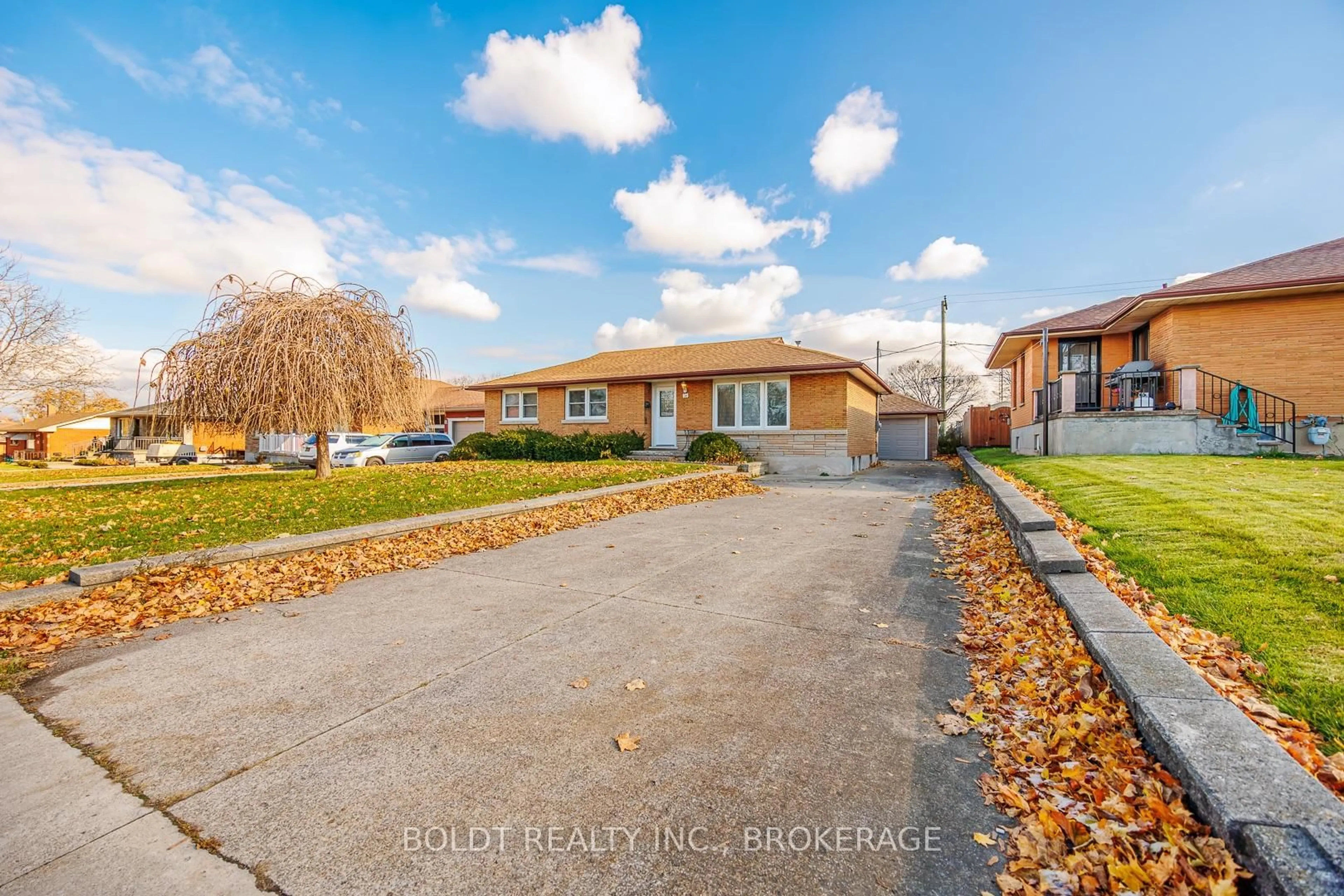 A pic from outside/outdoor area/front of a property/back of a property/a pic from drone, street for 24 Winslow Cres, Thorold Ontario L2V 3S1